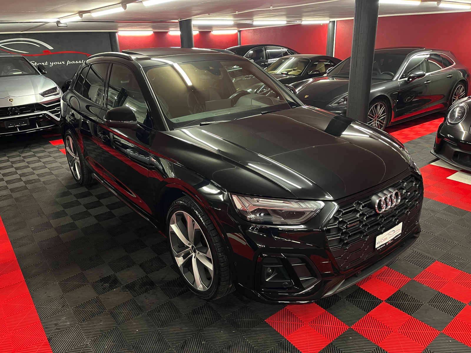 
								AUDI Q5 55 TFSI e PHEV S line quattro S-tronic en plein écran									