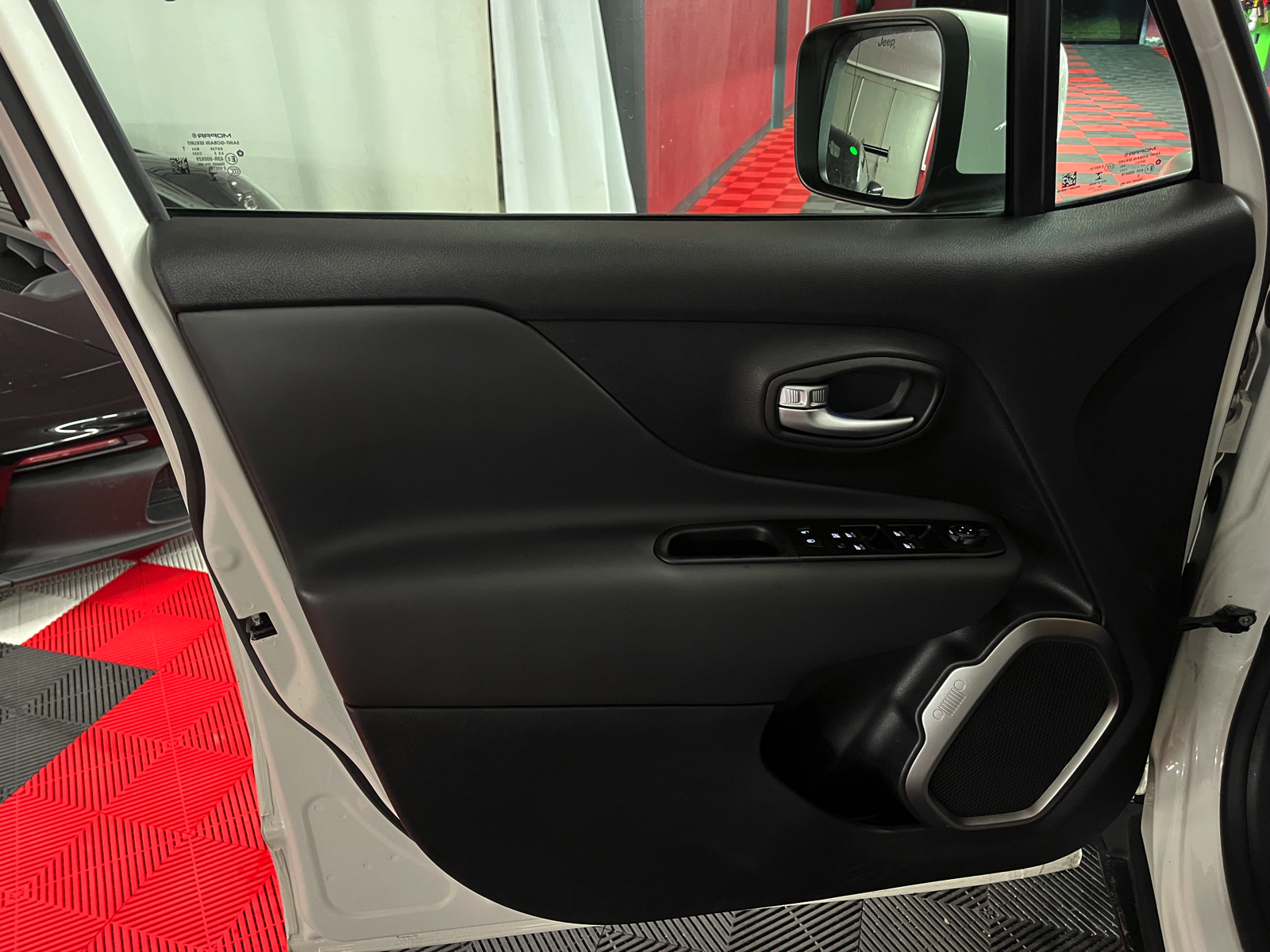 
								JEEP Renegade 1.3 Turbo S AWD en plein écran									