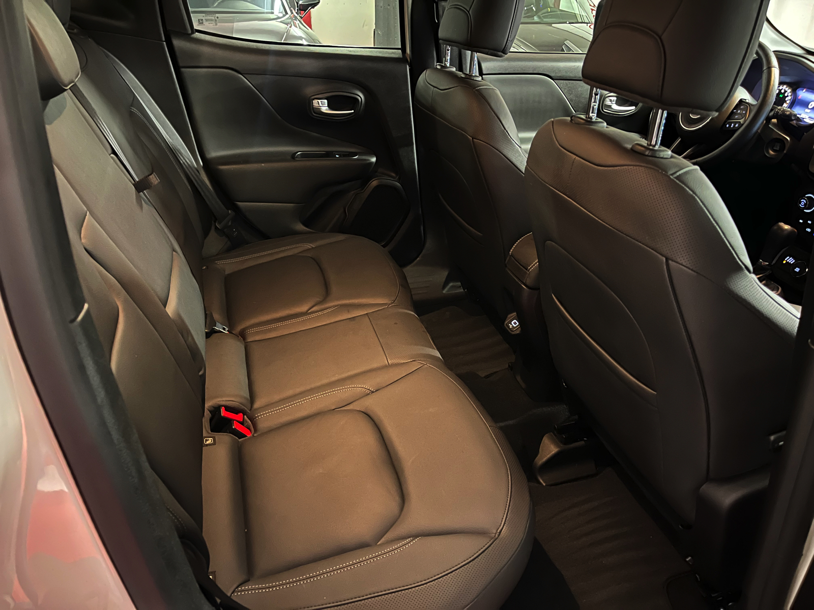 
								JEEP Renegade 1.3 Turbo S AWD en plein écran									