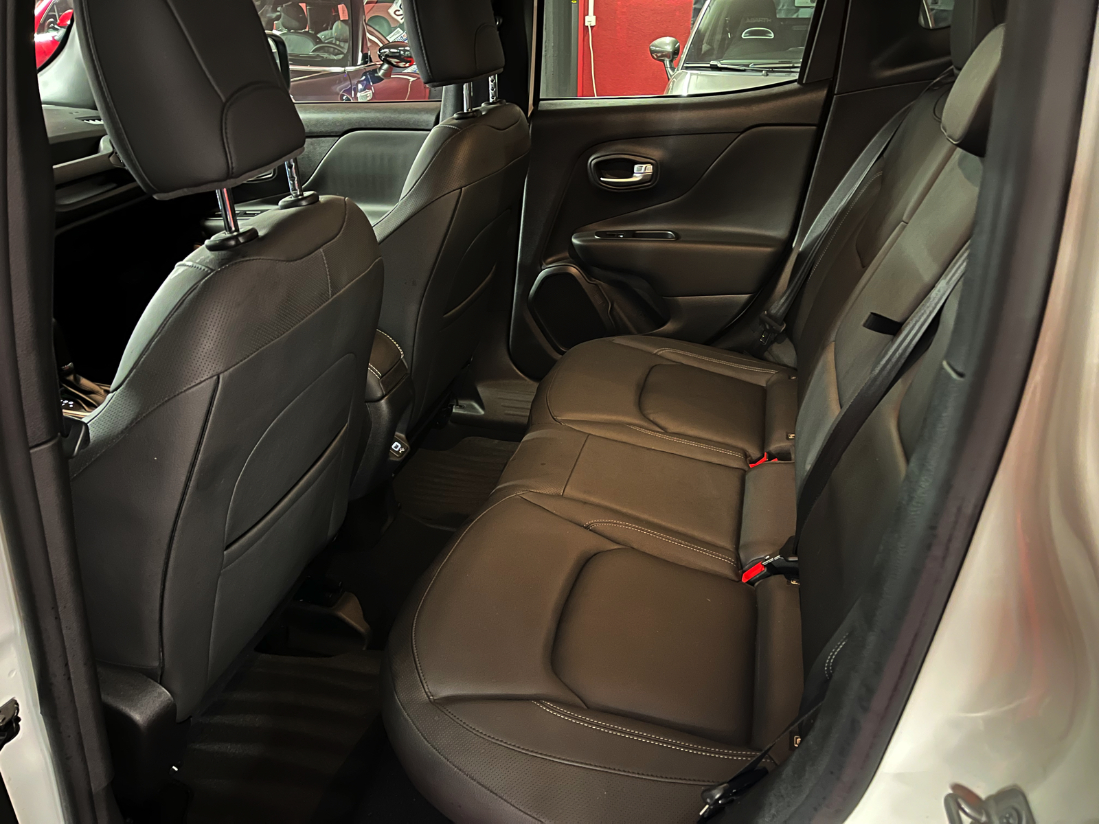 
								JEEP Renegade 1.3 Turbo S AWD en plein écran									