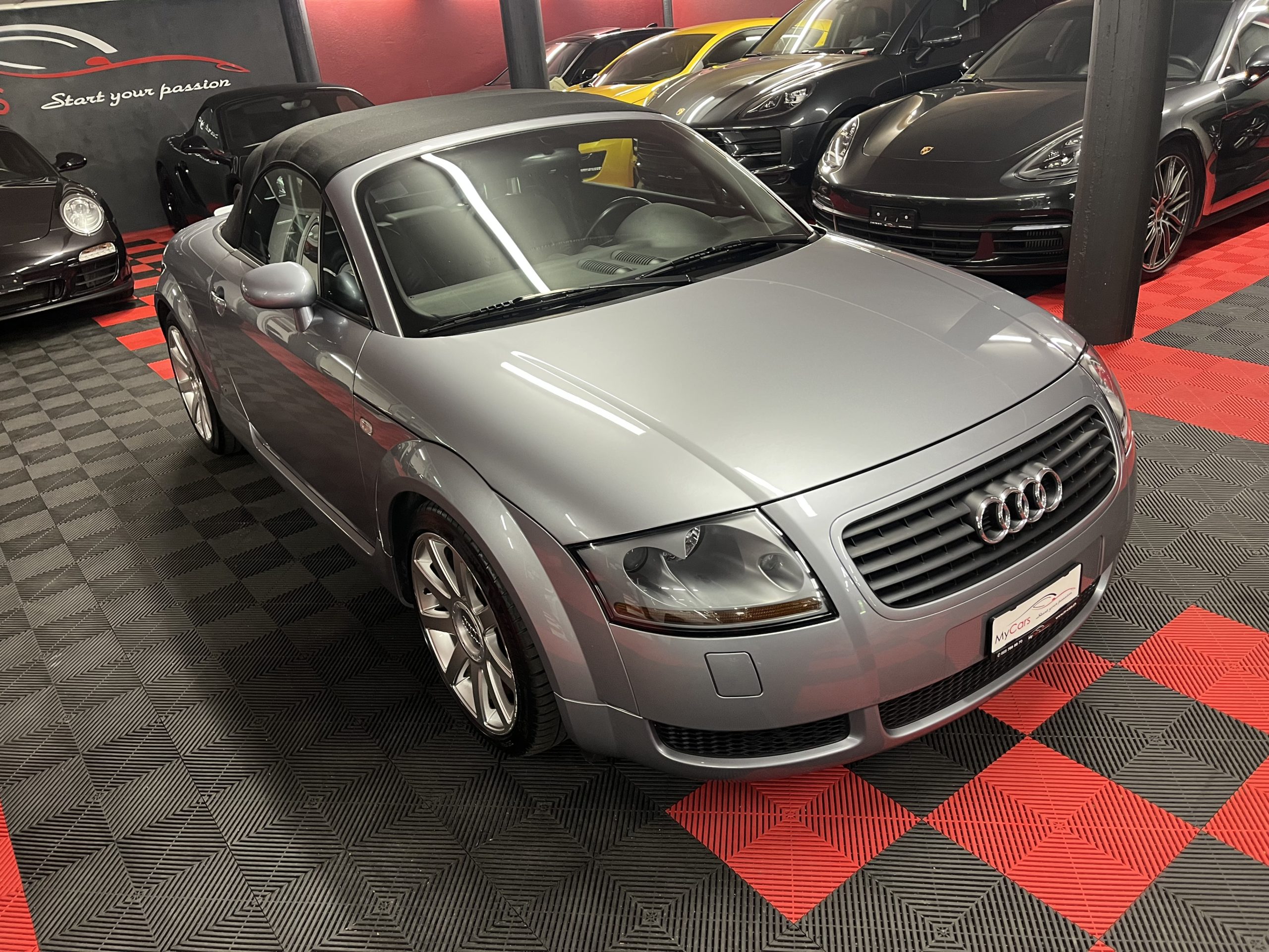 
								AUDI TT Roadster 1.8 T en plein écran									