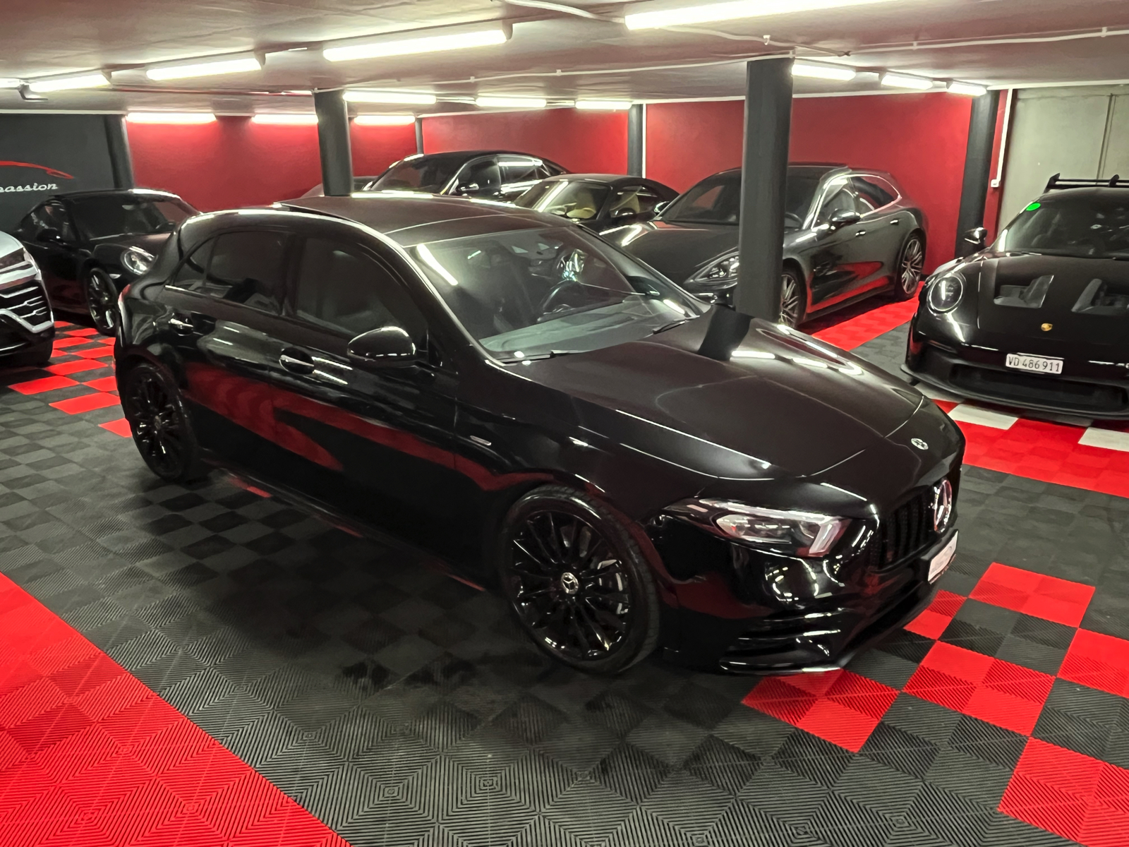 
								MERCEDES-BENZ A 250 AMG Line 7G-DCT en plein écran									