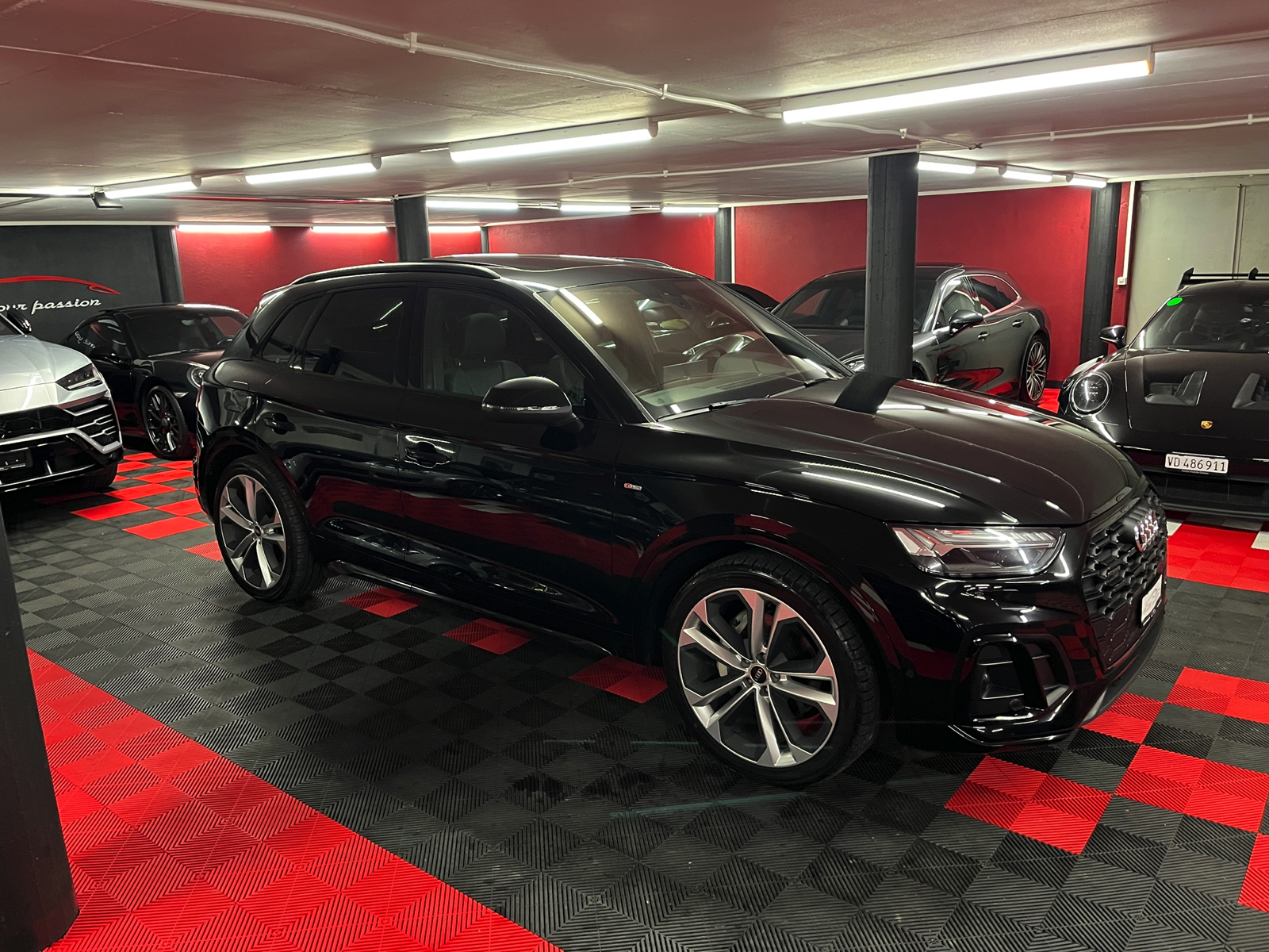 
								AUDI Q5 55 TFSI e PHEV S line quattro S-tronic en plein écran									
