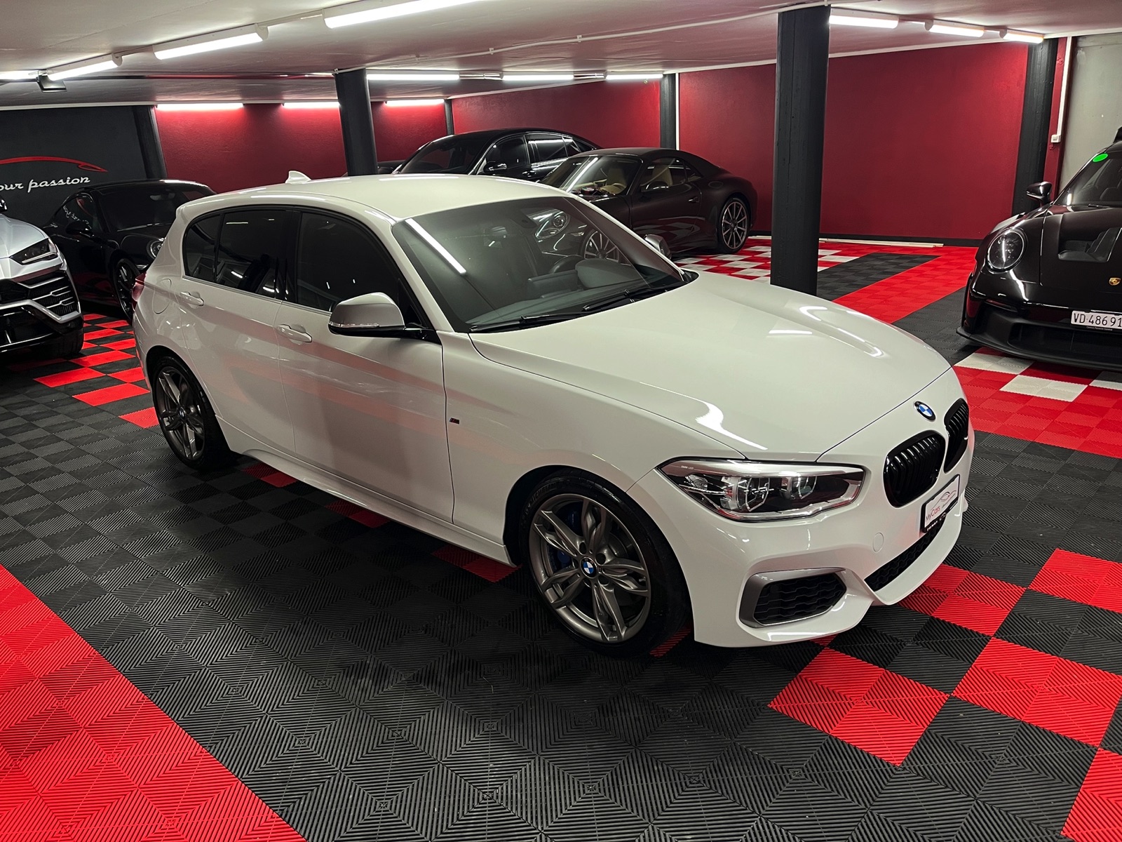 
								BMW M140i xDrive Steptronic en plein écran									