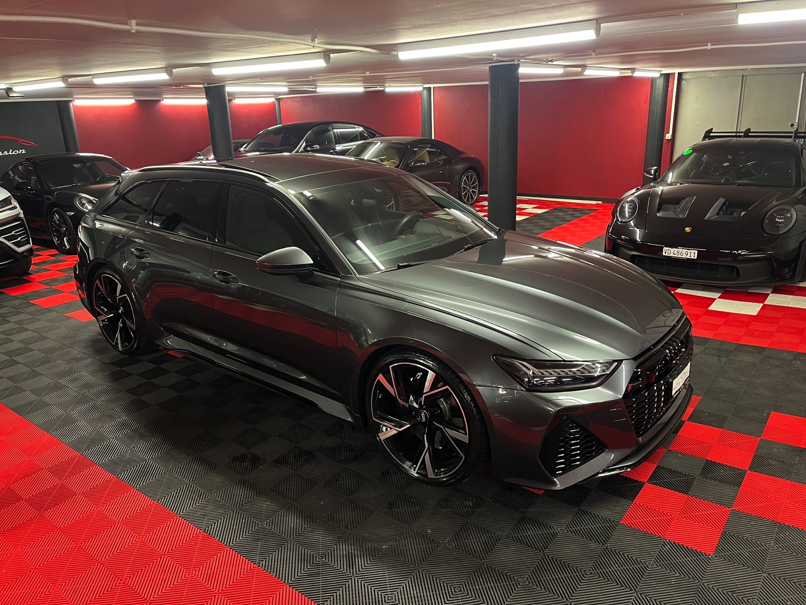 
								AUDI RS6 Avant 4.0 TFSI V8 quattro en plein écran									