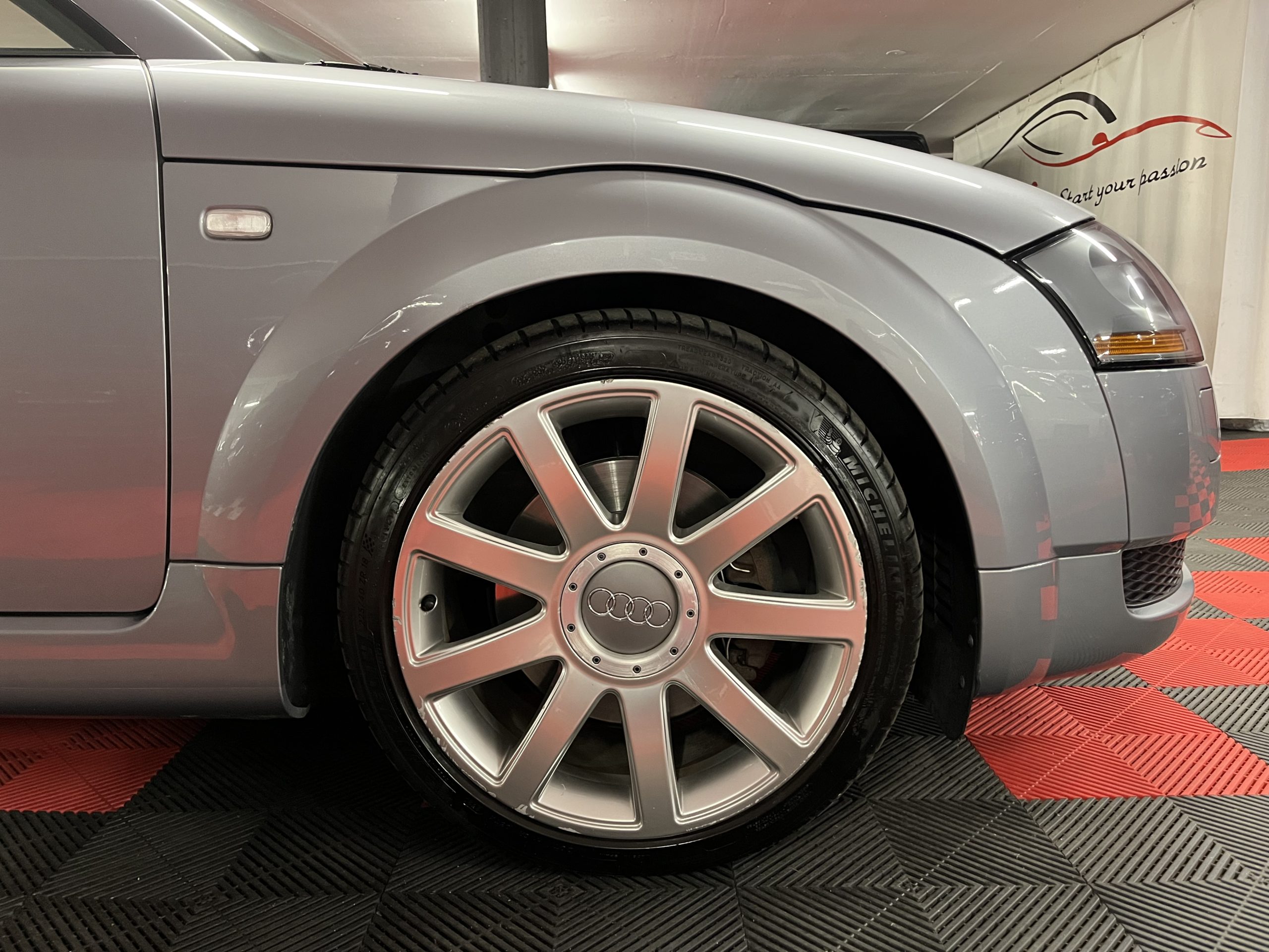 
								AUDI TT Roadster 1.8 T en plein écran									