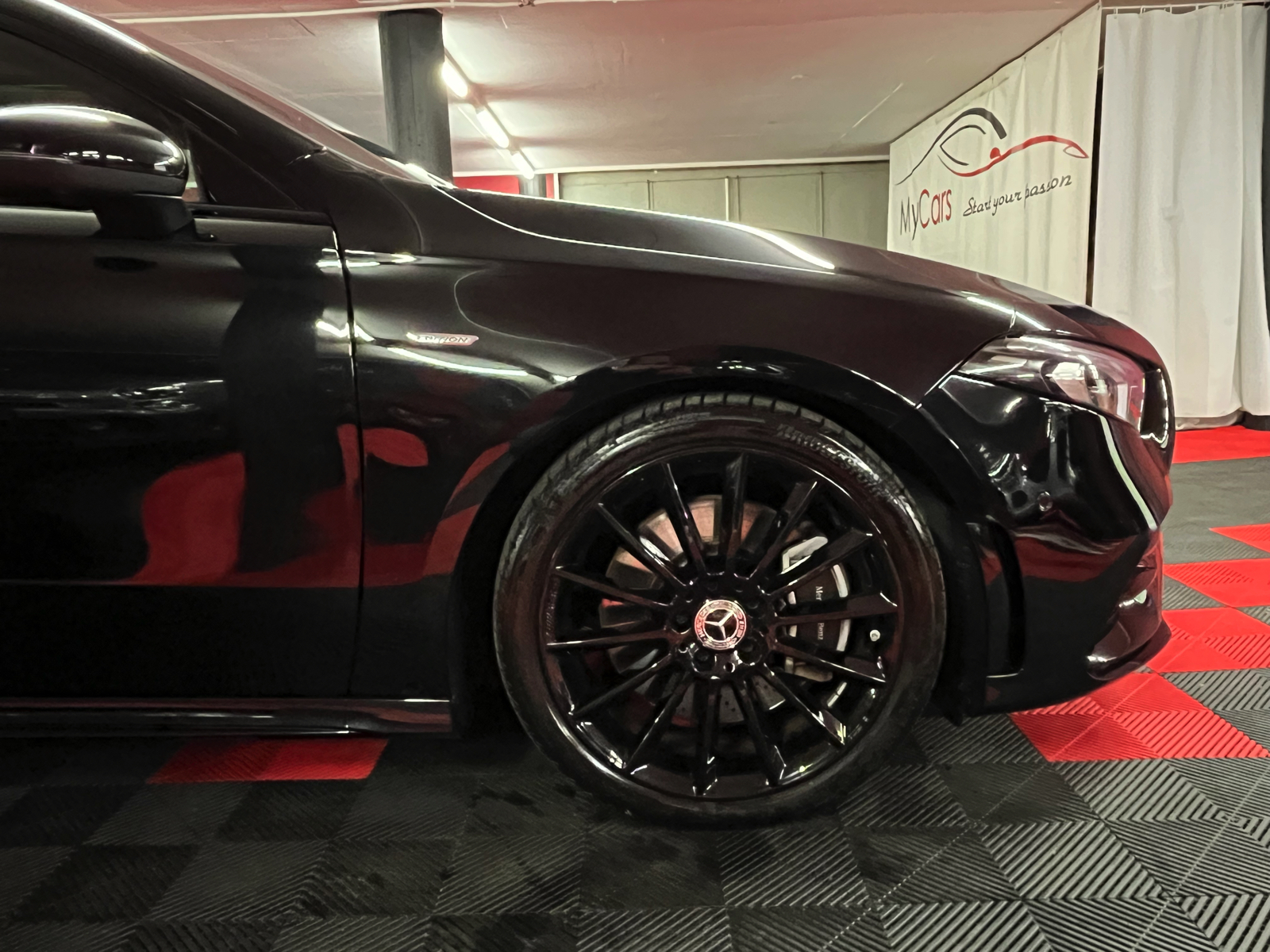 
								MERCEDES-BENZ A 250 AMG Line 7G-DCT en plein écran									