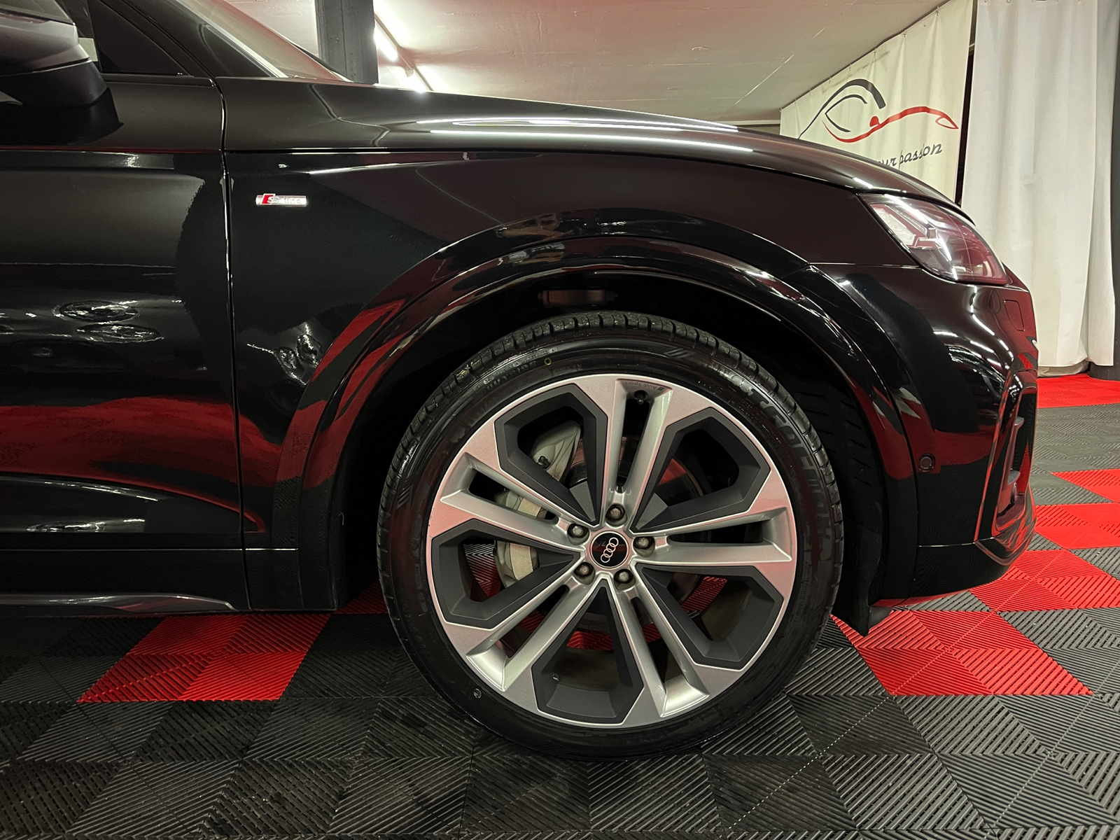 
								AUDI Q5 55 TFSI e PHEV S line quattro S-tronic en plein écran									