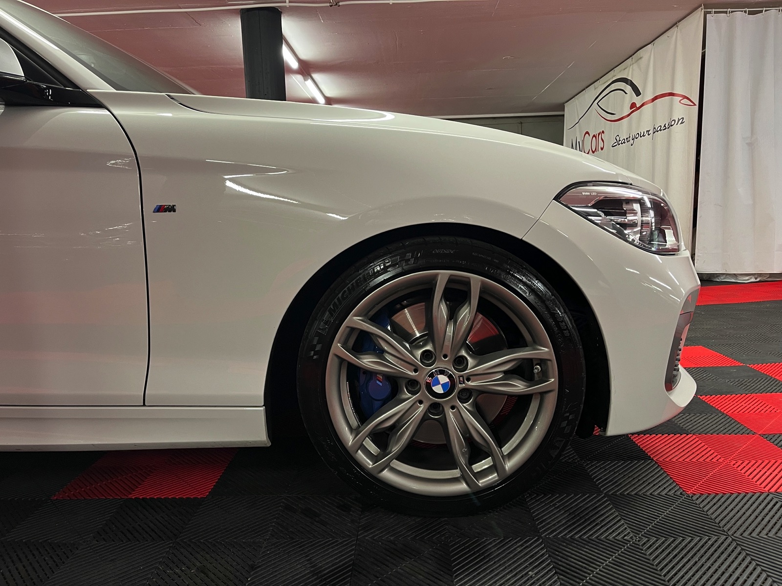 
								BMW M140i xDrive Steptronic en plein écran									