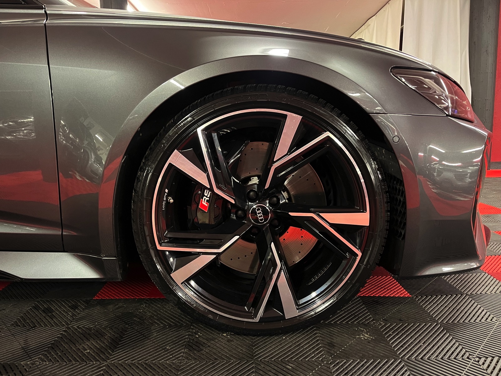 
								AUDI RS6 Avant 4.0 TFSI V8 quattro en plein écran									