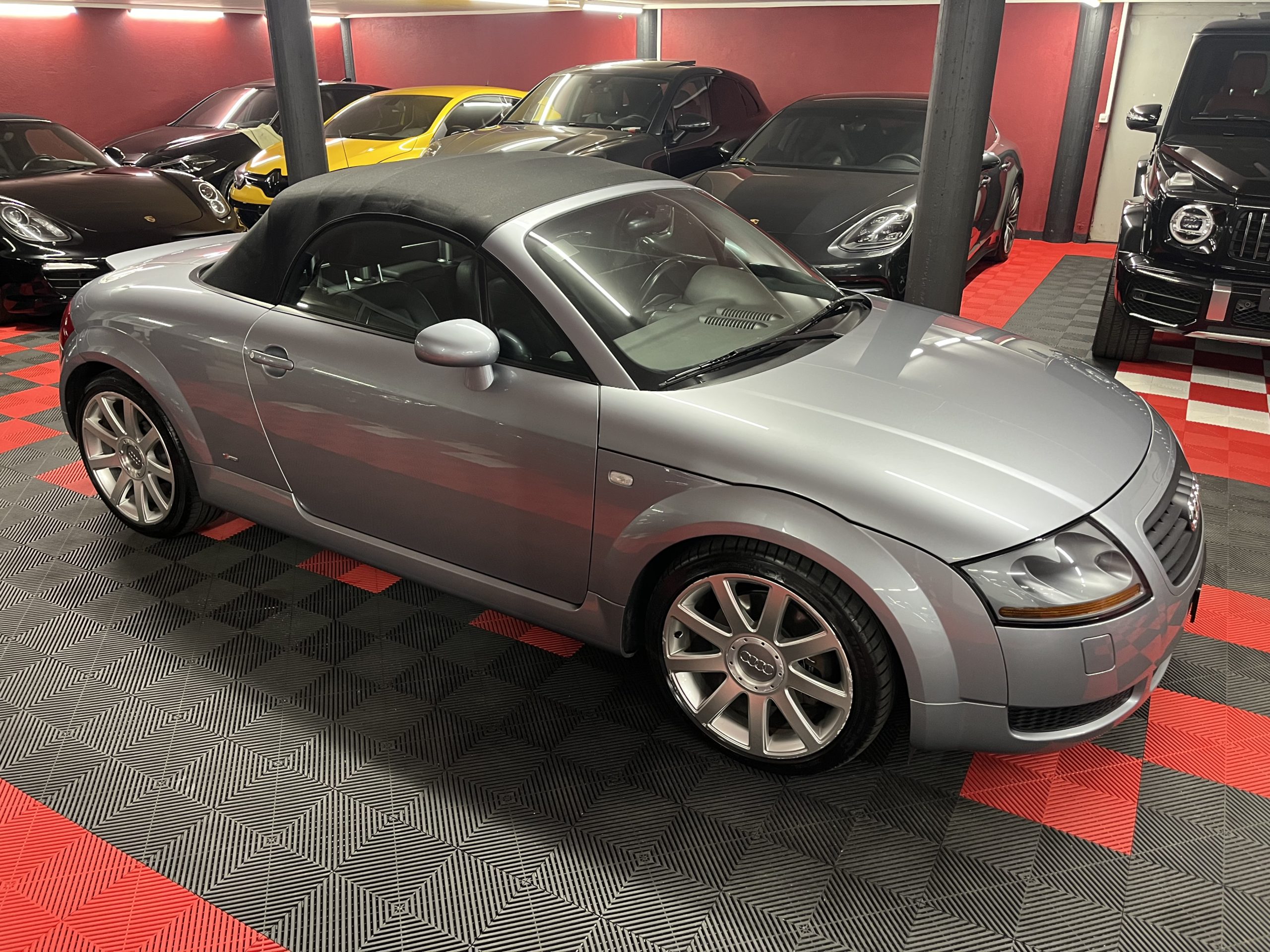
								AUDI TT Roadster 1.8 T en plein écran									