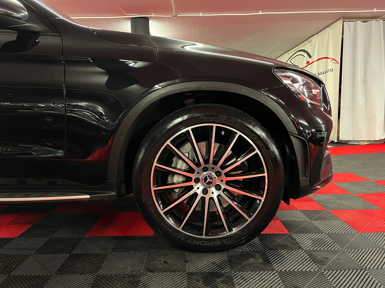 
								MERCEDES-BENZ GLC Coupé 200 AMG Line 4Matic 9G-Tronic en plein écran									