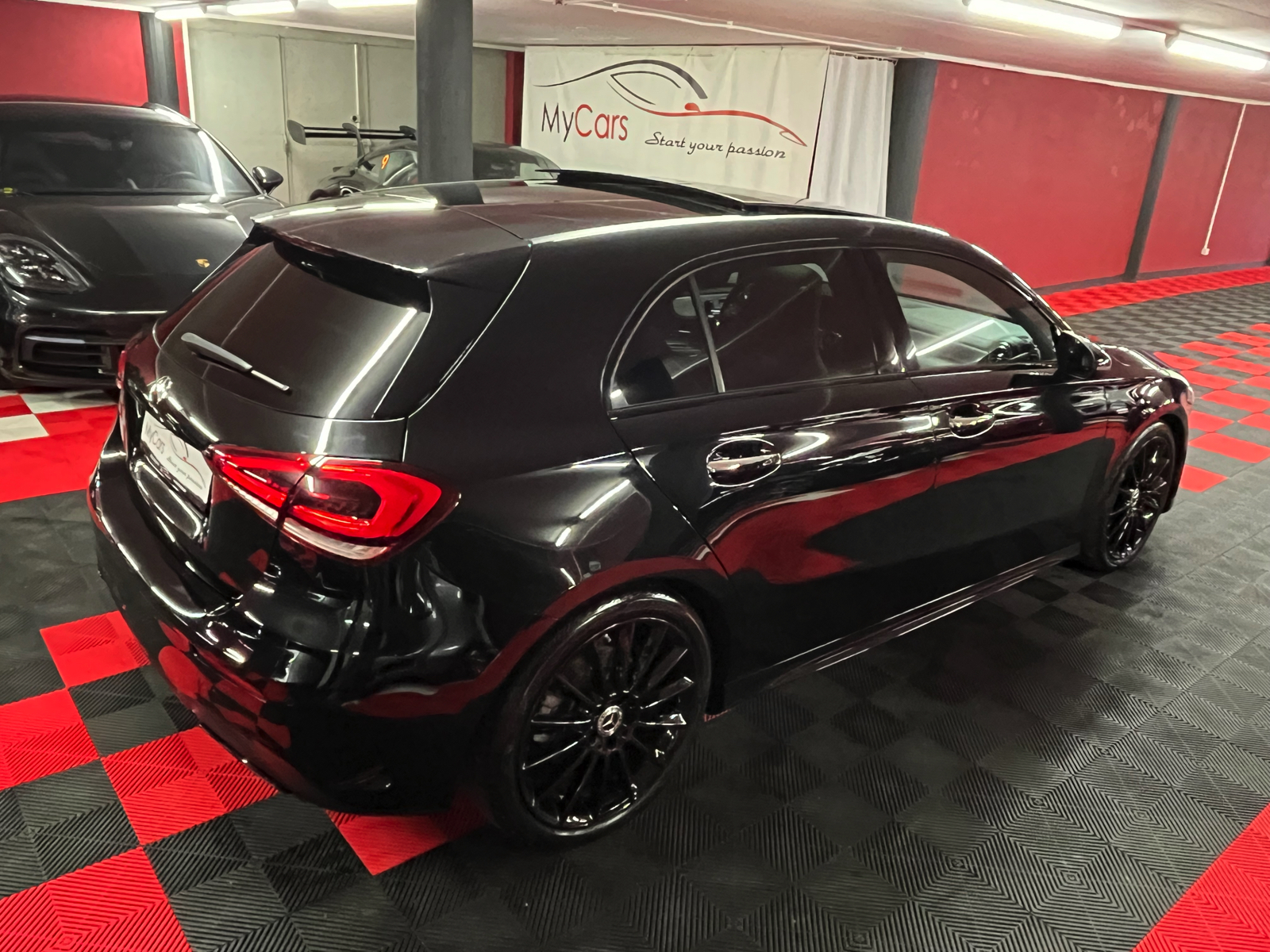 
								MERCEDES-BENZ A 250 AMG Line 7G-DCT en plein écran									