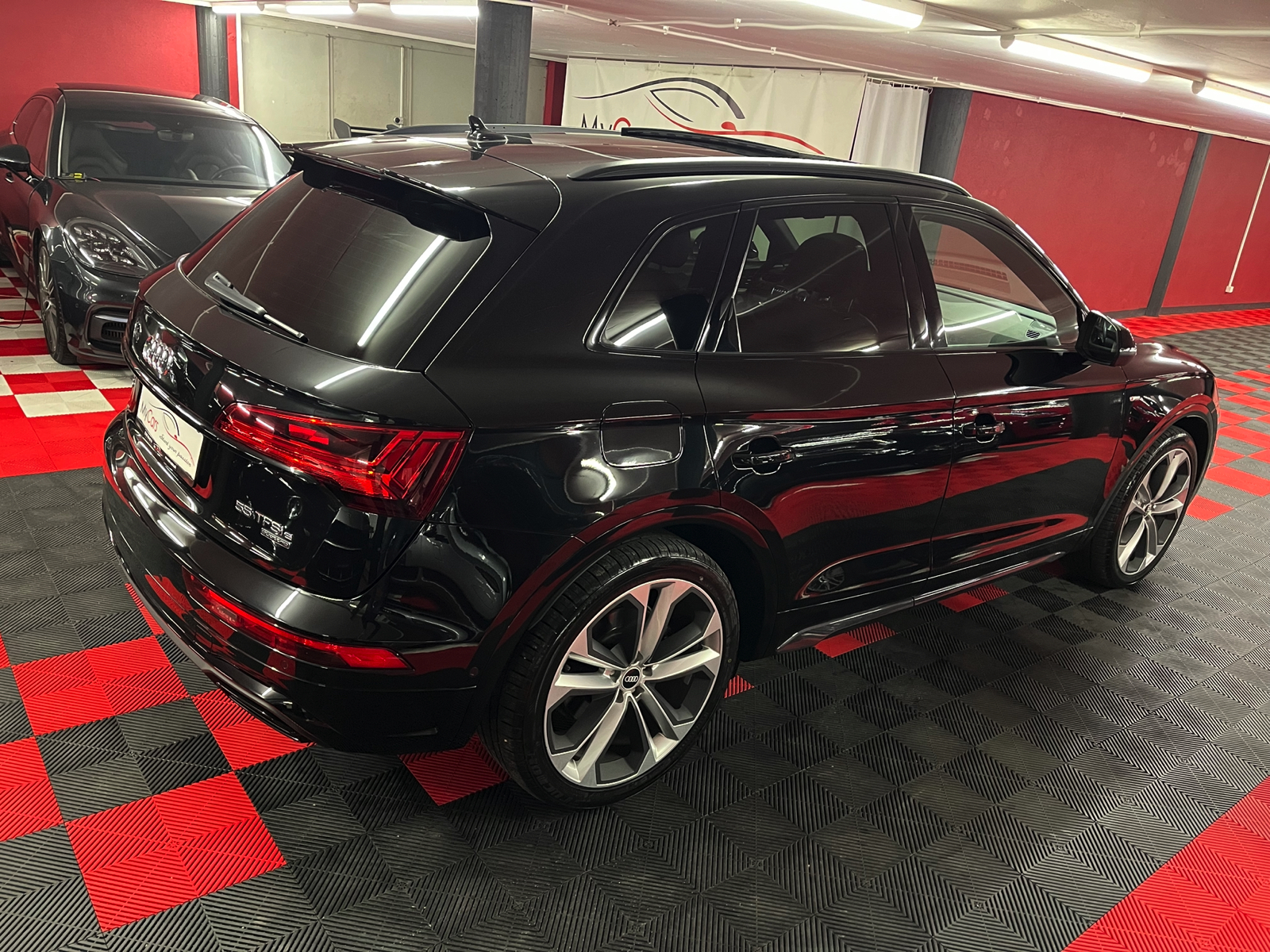 
								AUDI Q5 55 TFSI e PHEV S line quattro S-tronic en plein écran									