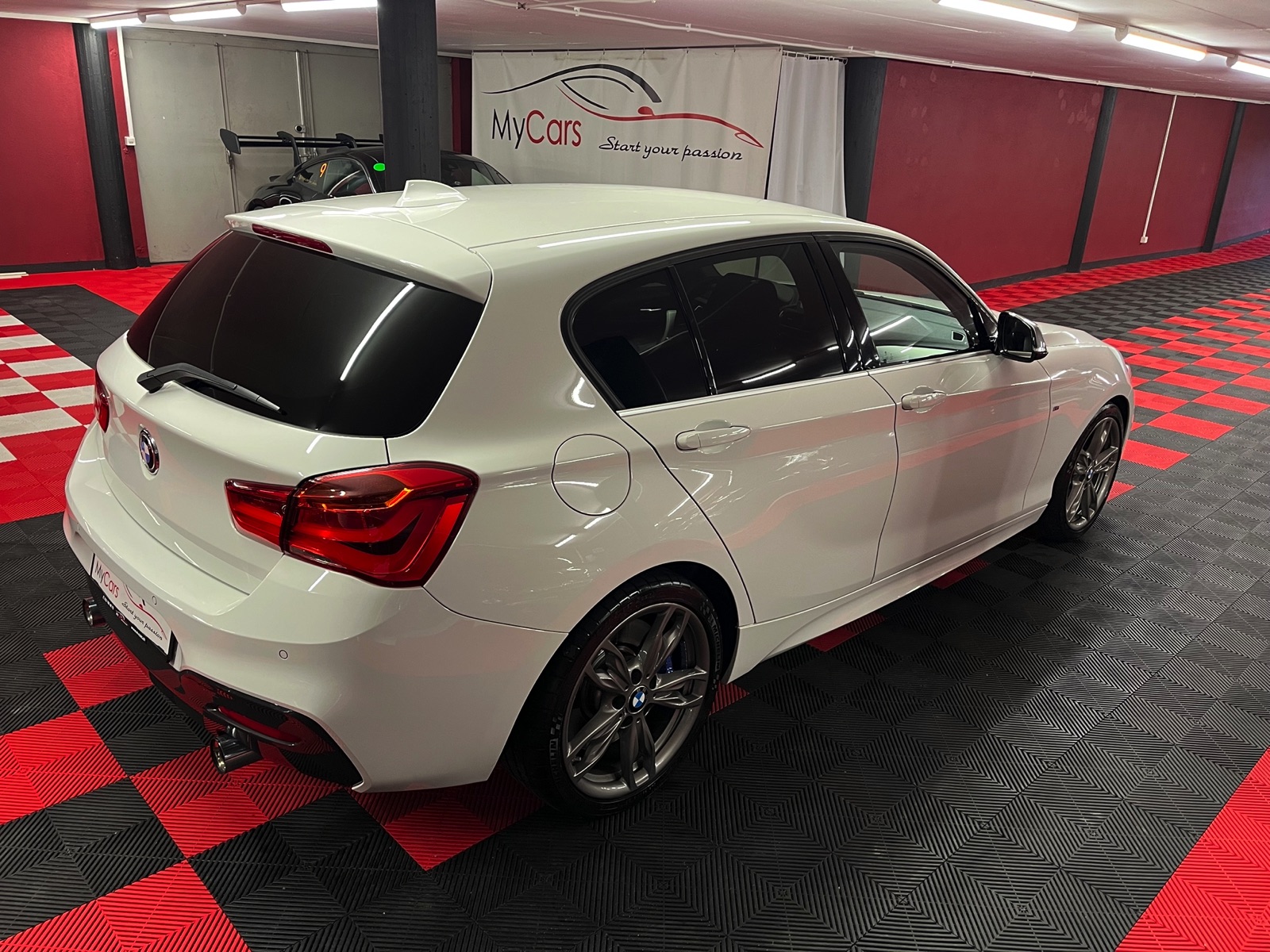 
								BMW M140i xDrive Steptronic en plein écran									
