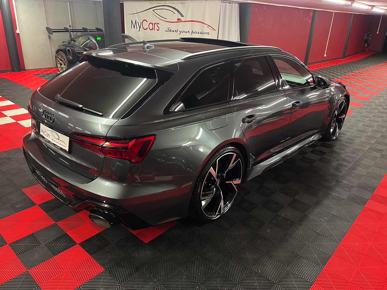 
								AUDI RS6 Avant 4.0 TFSI V8 quattro en plein écran									