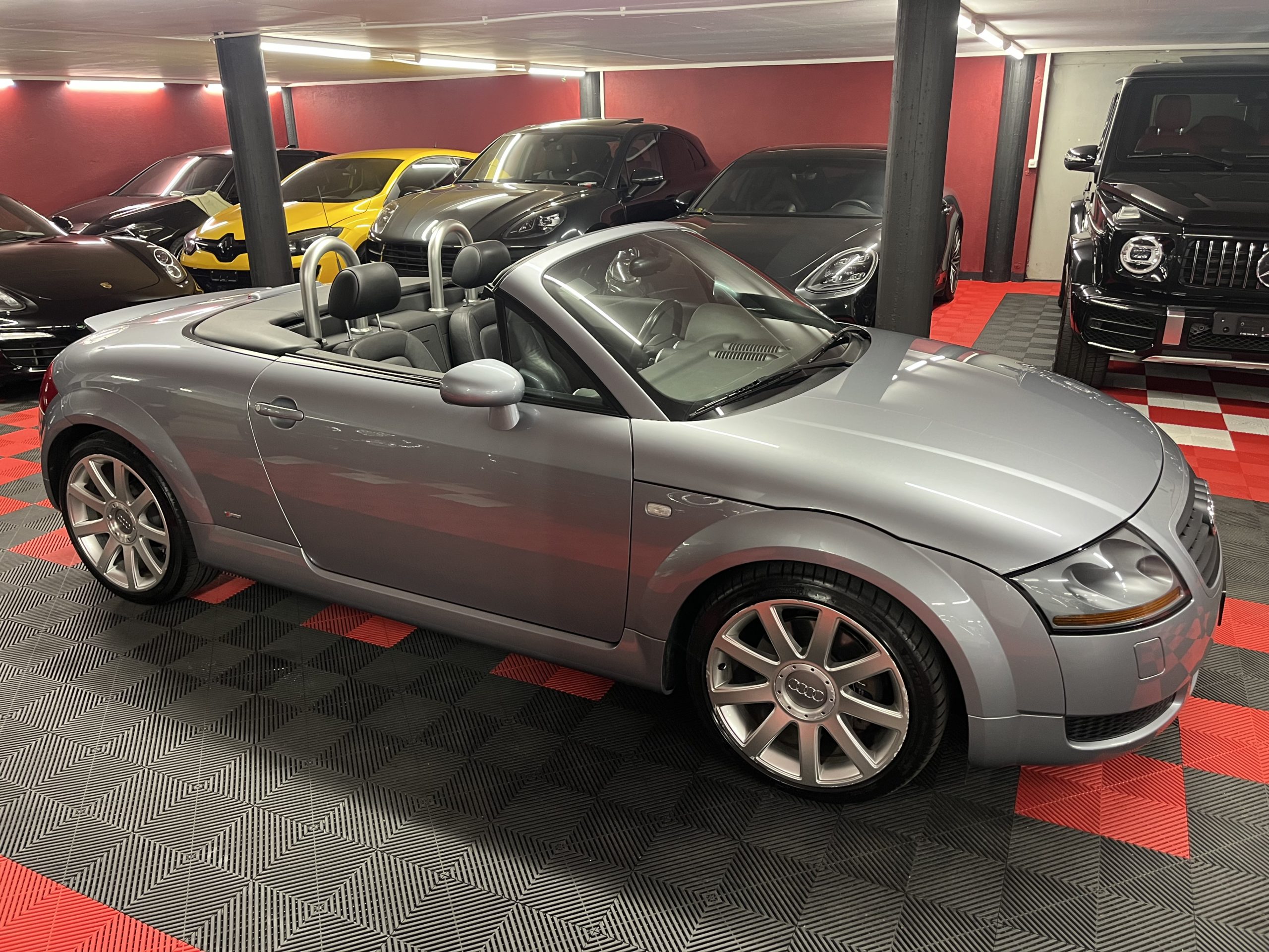 
								AUDI TT Roadster 1.8 T en plein écran									