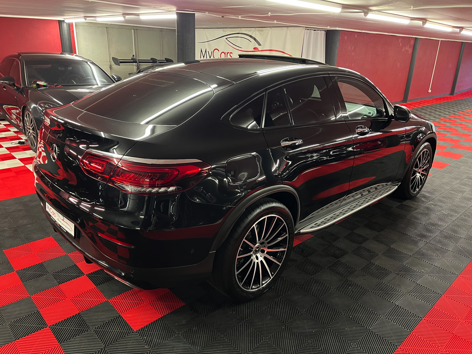 
								MERCEDES-BENZ GLC Coupé 200 AMG Line 4Matic 9G-Tronic en plein écran									