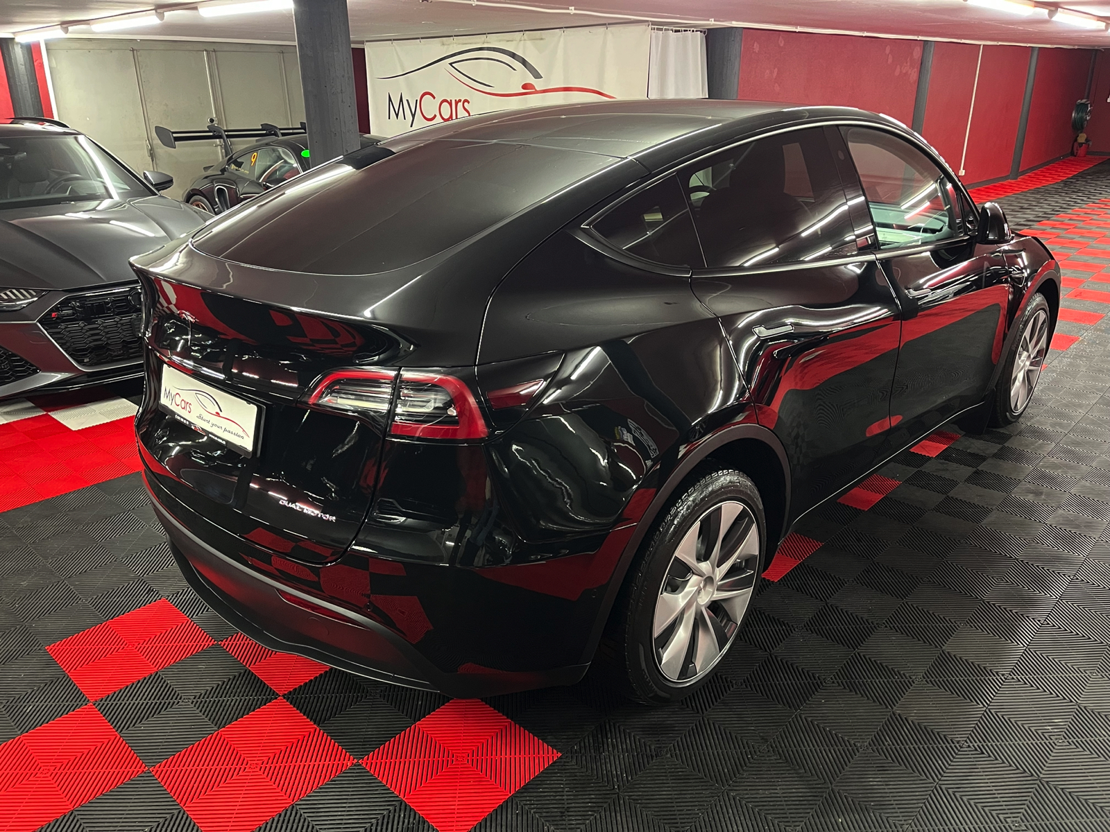 
								TESLA Model Y Long Range en plein écran									