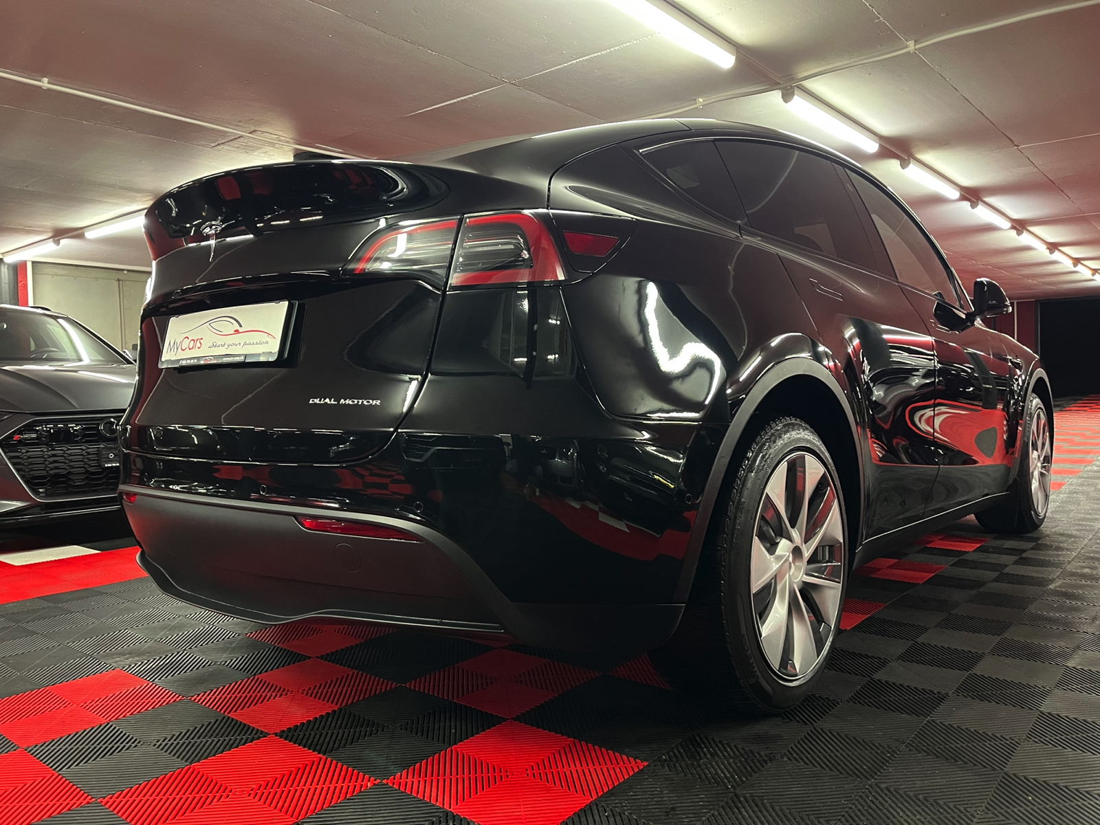 
								TESLA Model Y Long Range en plein écran									