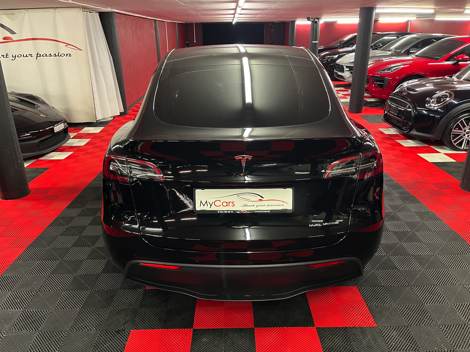 
								TESLA Model Y Long Range en plein écran									