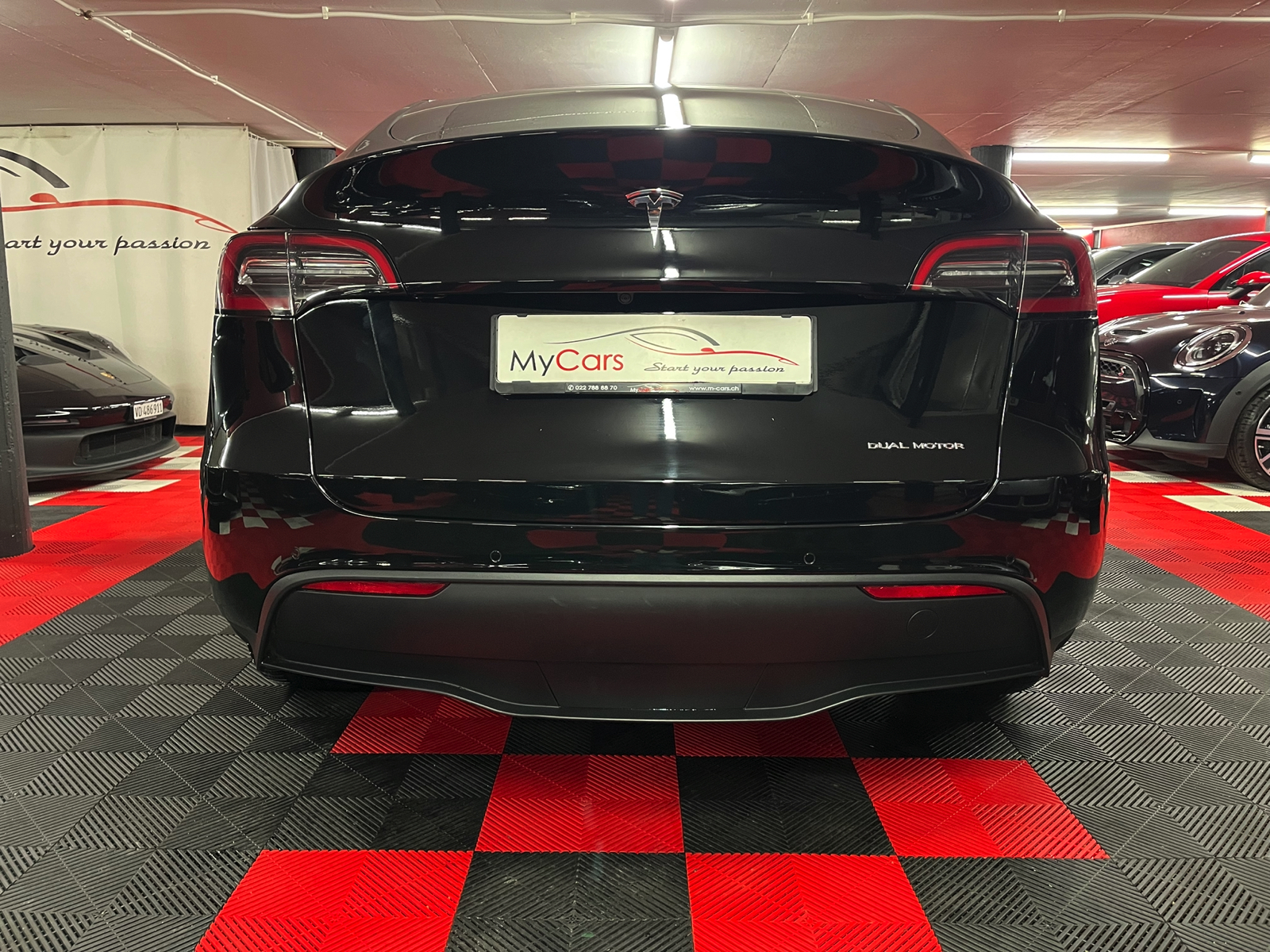 
								TESLA Model Y Long Range en plein écran									