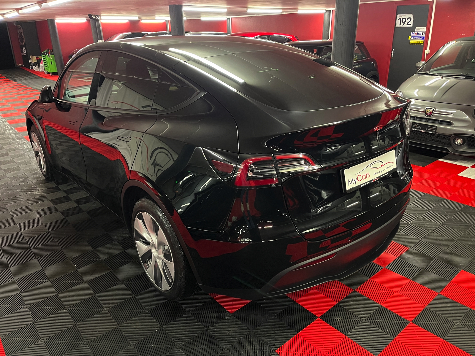 
								TESLA Model Y Long Range en plein écran									