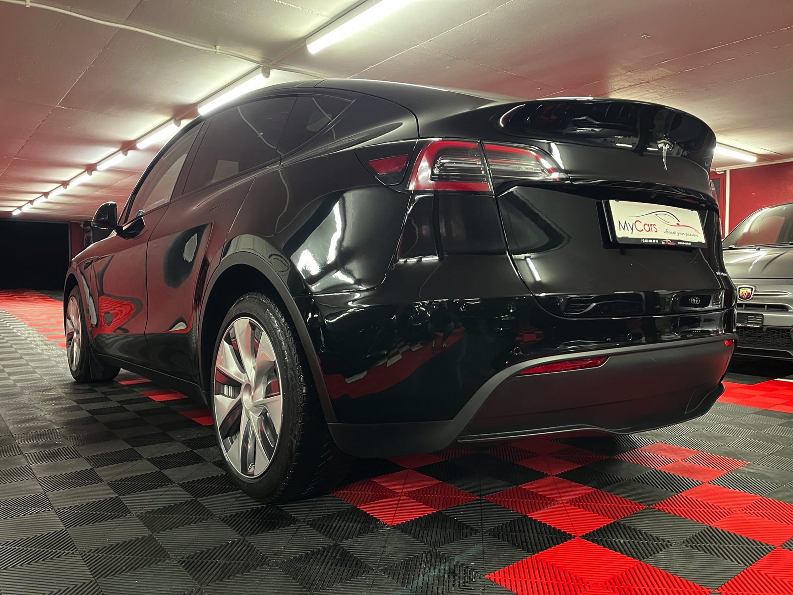 
								TESLA Model Y Long Range en plein écran									