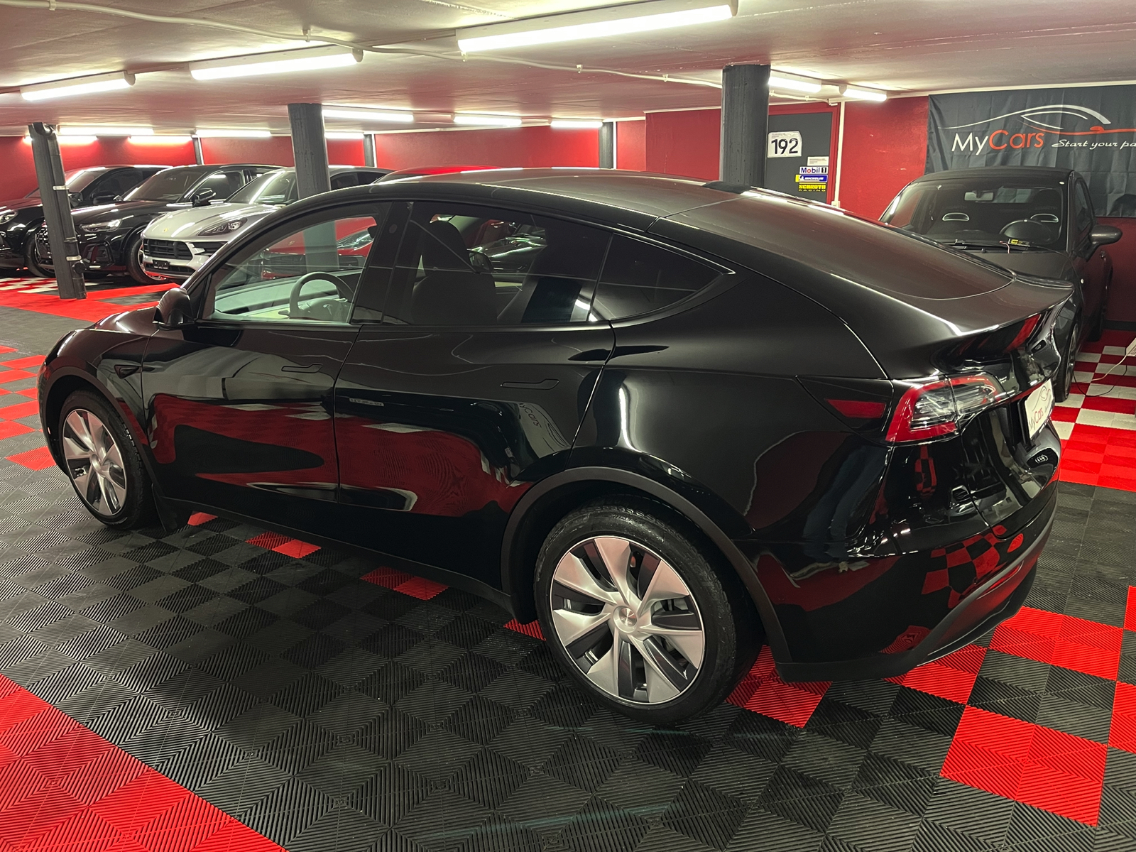 
								TESLA Model Y Long Range en plein écran									