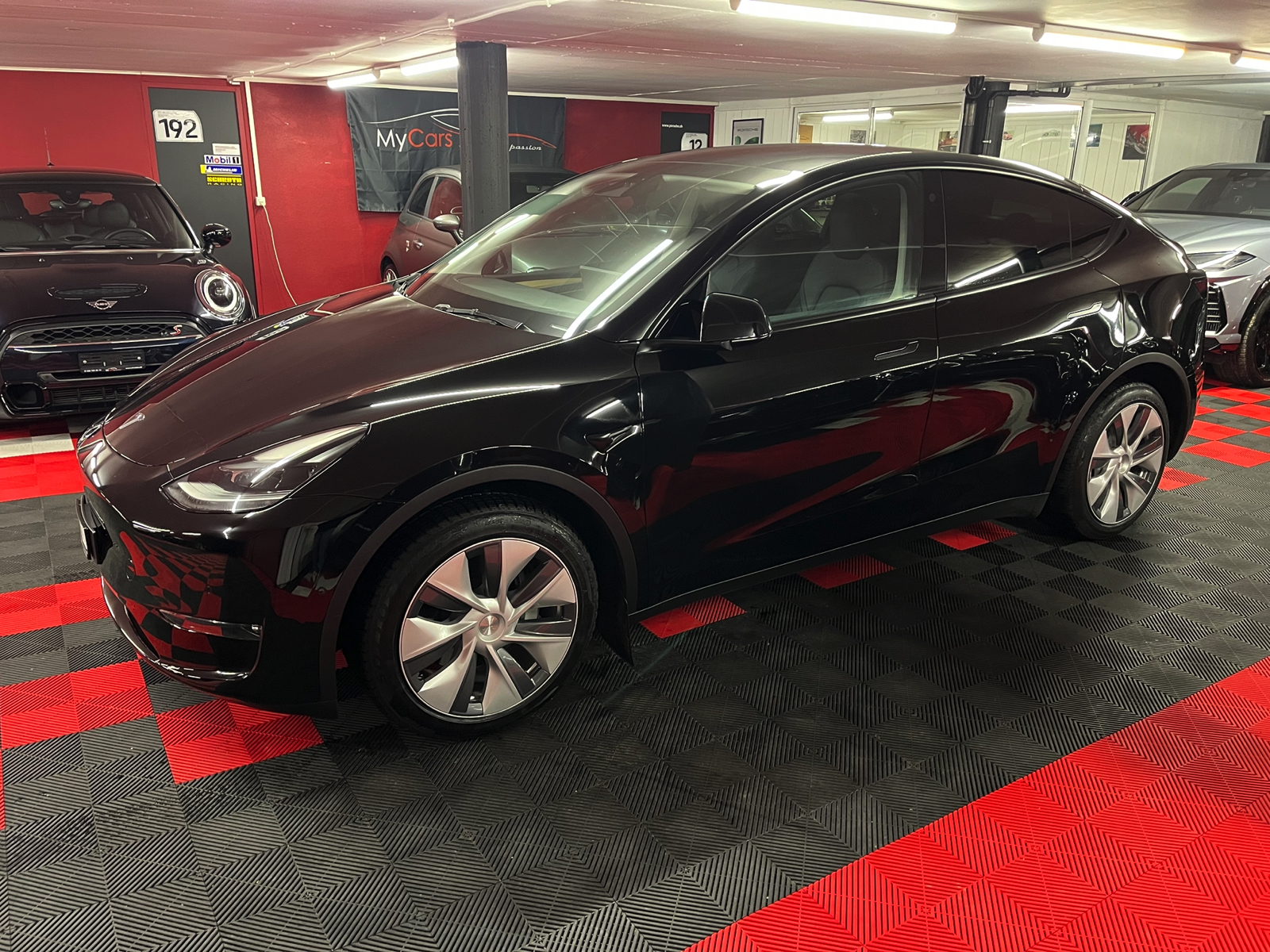 
								TESLA Model Y Long Range en plein écran									
