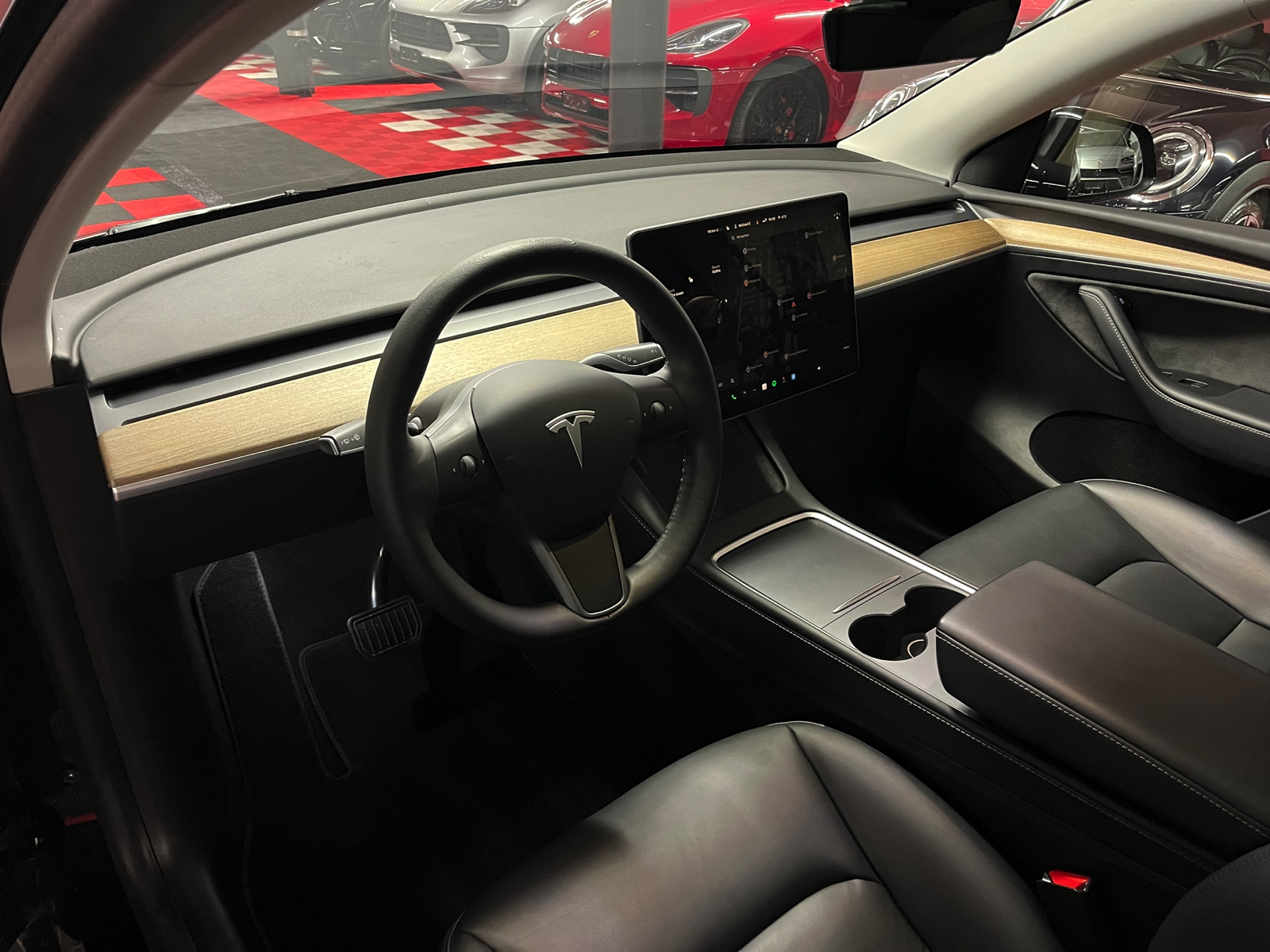 
								TESLA Model Y Long Range en plein écran									