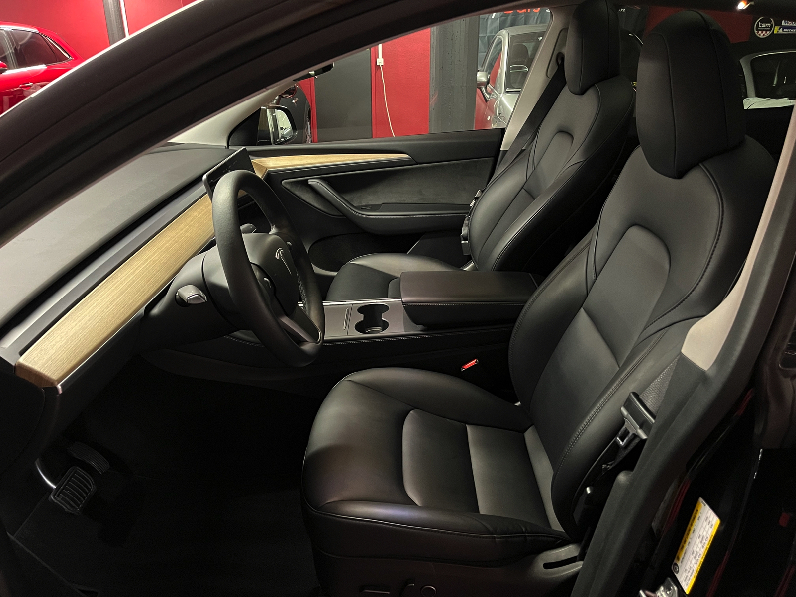 
								TESLA Model Y Long Range en plein écran									