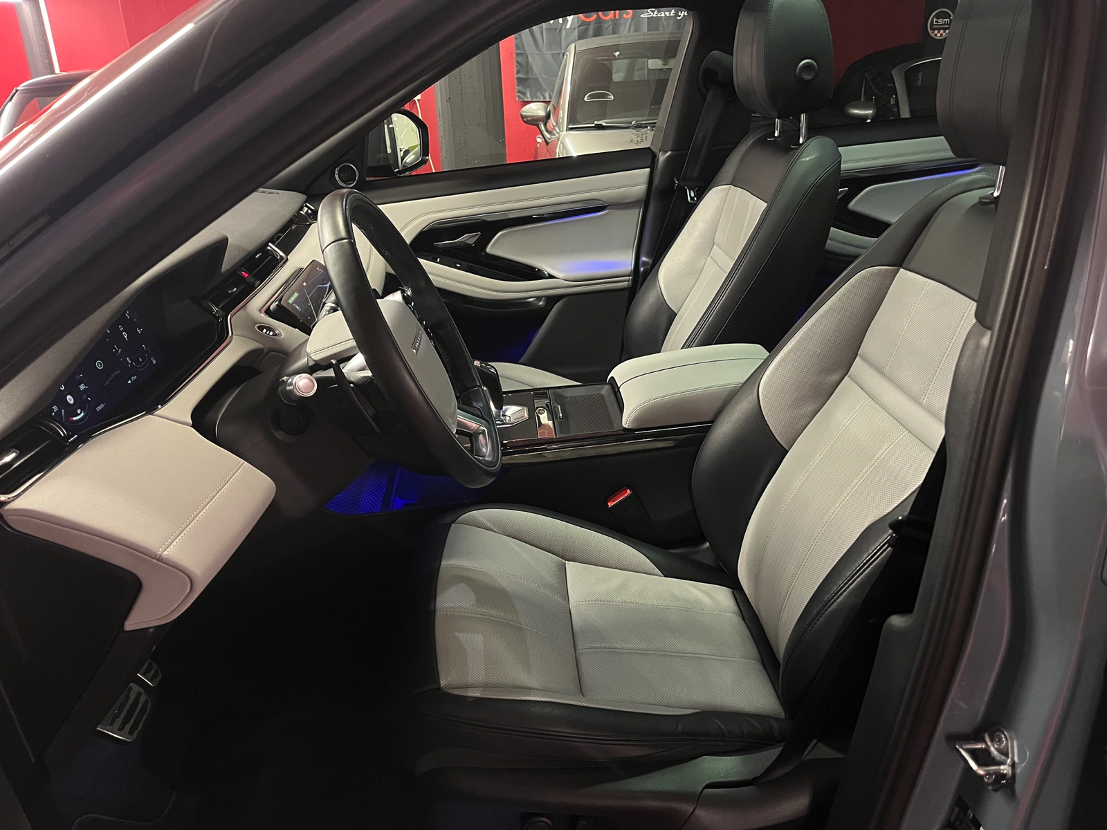 
								LAND-ROVER Range Rover Evoque R-Dynamic First Edition P 250 HSE AT9 en plein écran									