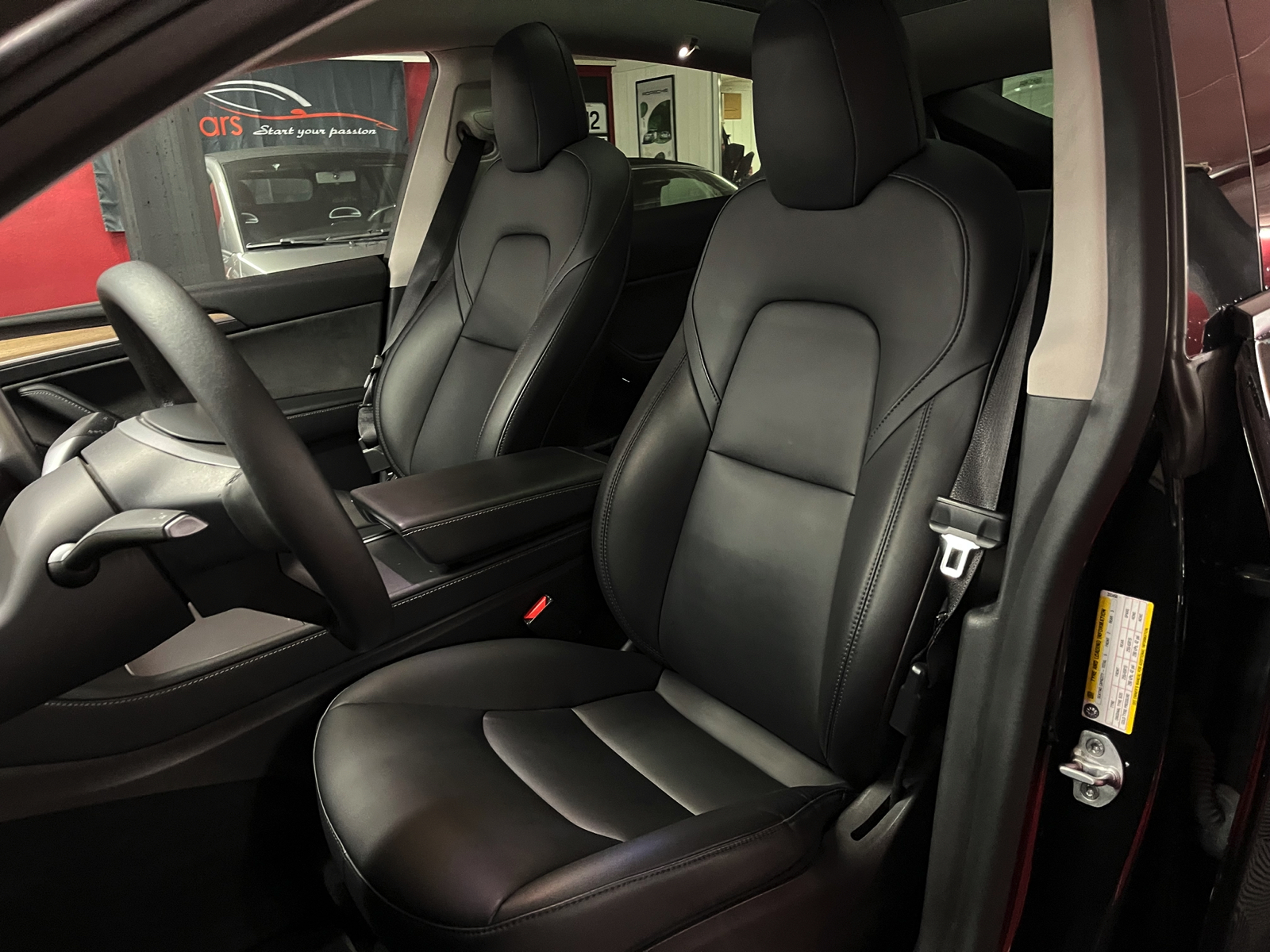 
								TESLA Model Y Long Range en plein écran									