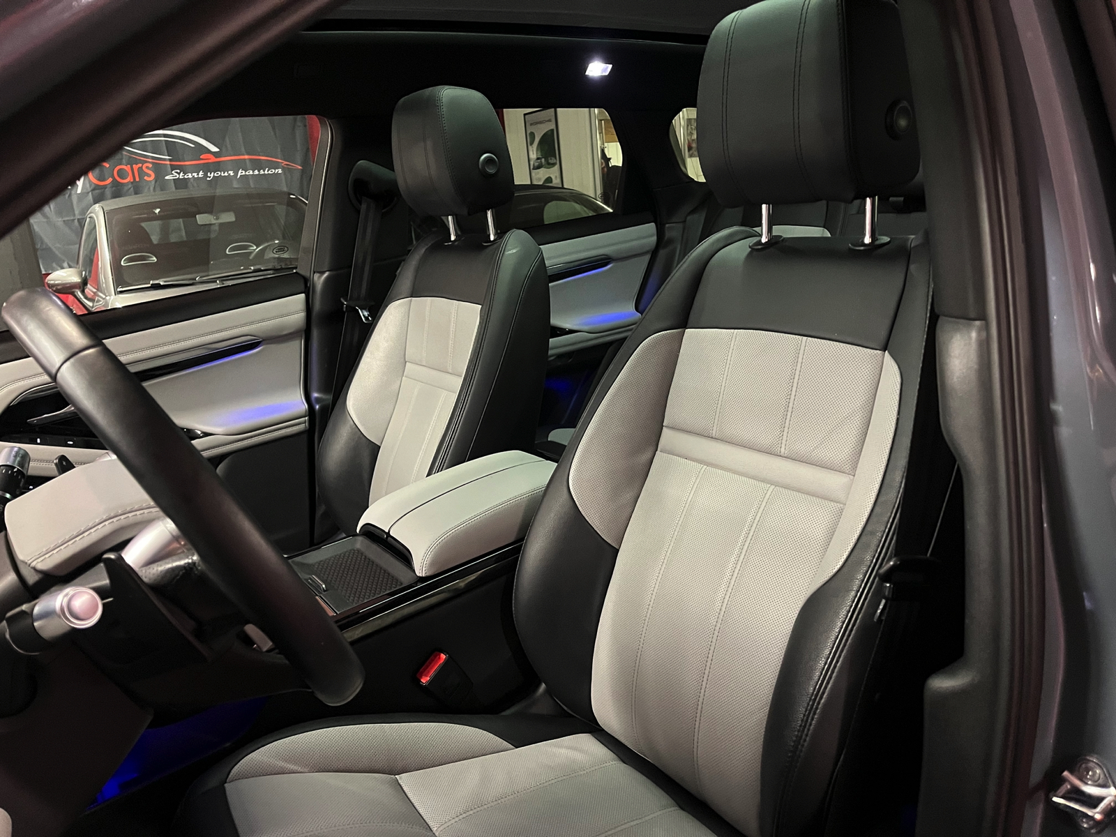 
								LAND-ROVER Range Rover Evoque R-Dynamic First Edition P 250 HSE AT9 en plein écran									