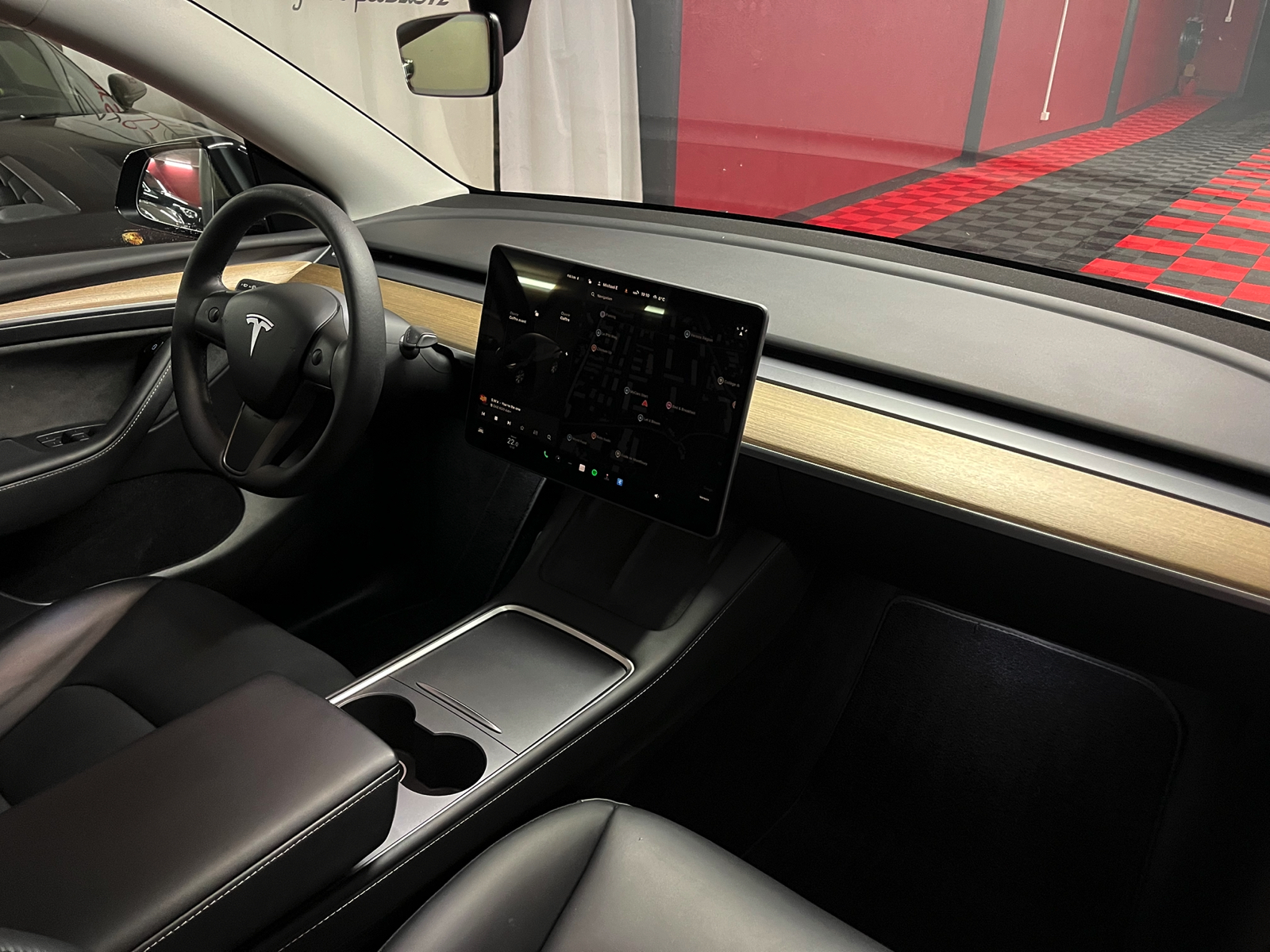 
								TESLA Model Y Long Range en plein écran									