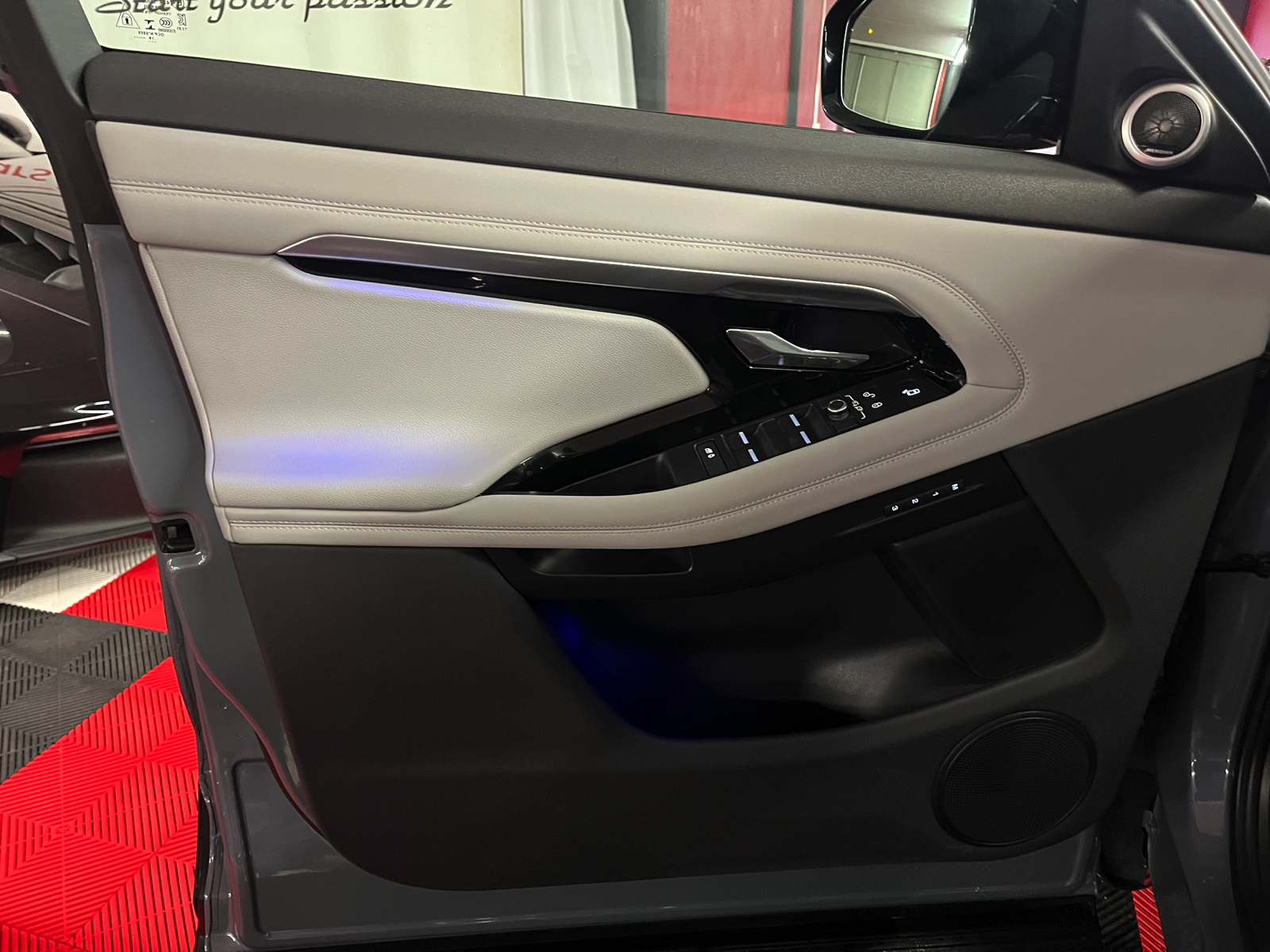 
								LAND-ROVER Range Rover Evoque R-Dynamic First Edition P 250 HSE AT9 en plein écran									