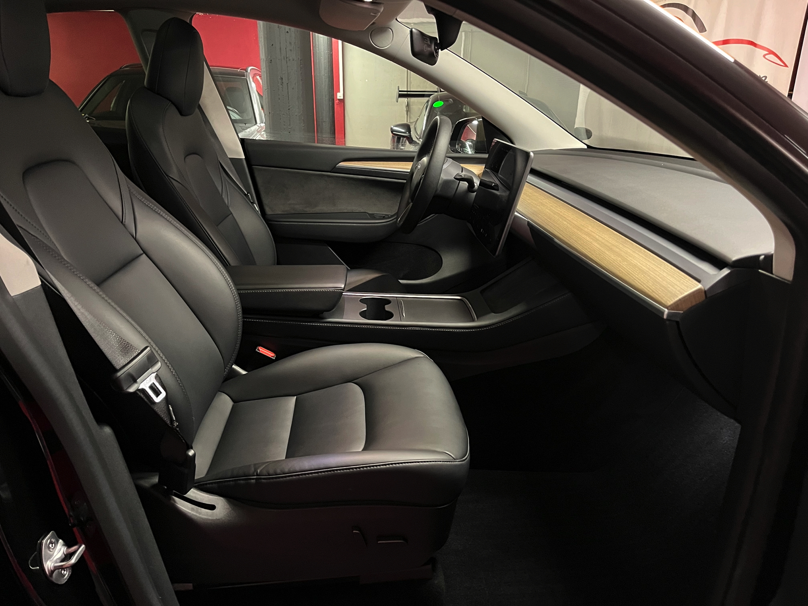 
								TESLA Model Y Long Range en plein écran									