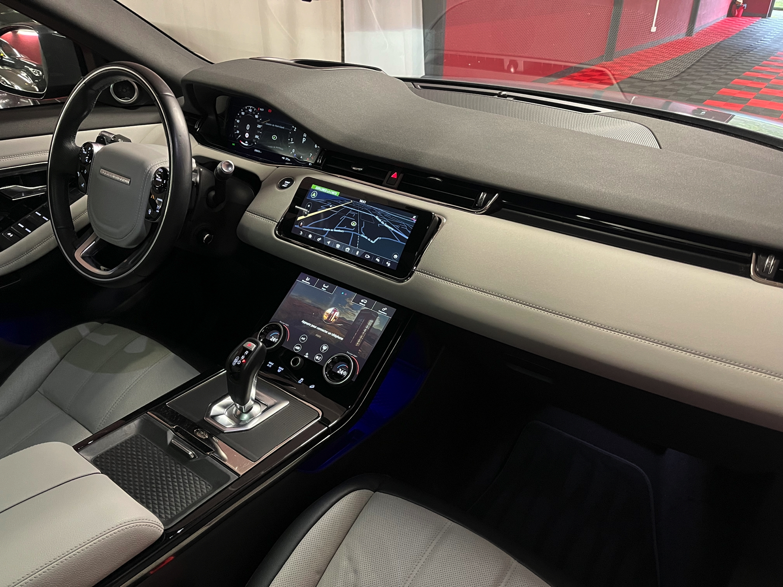 
								LAND-ROVER Range Rover Evoque R-Dynamic First Edition P 250 HSE AT9 en plein écran									