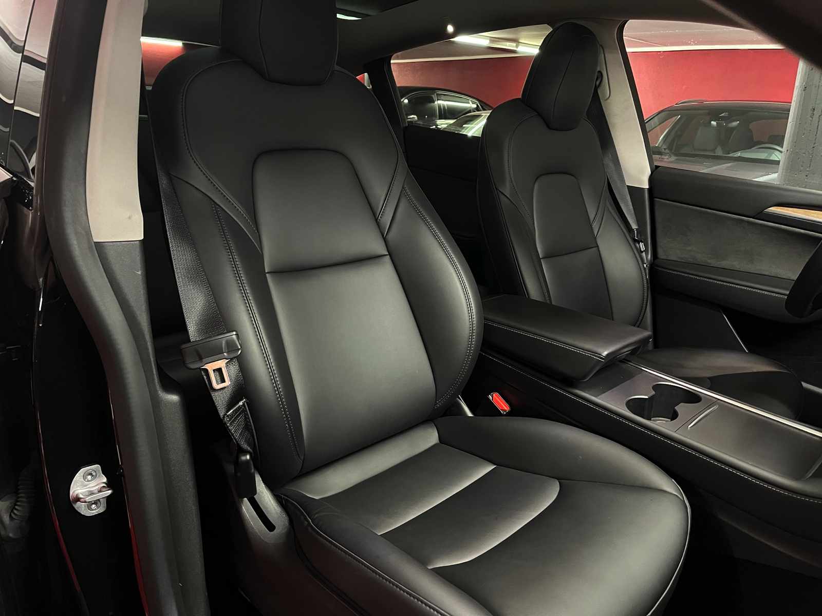 
								TESLA Model Y Long Range en plein écran									