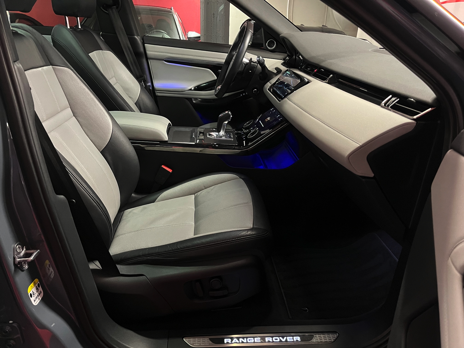 
								LAND-ROVER Range Rover Evoque R-Dynamic First Edition P 250 HSE AT9 en plein écran									