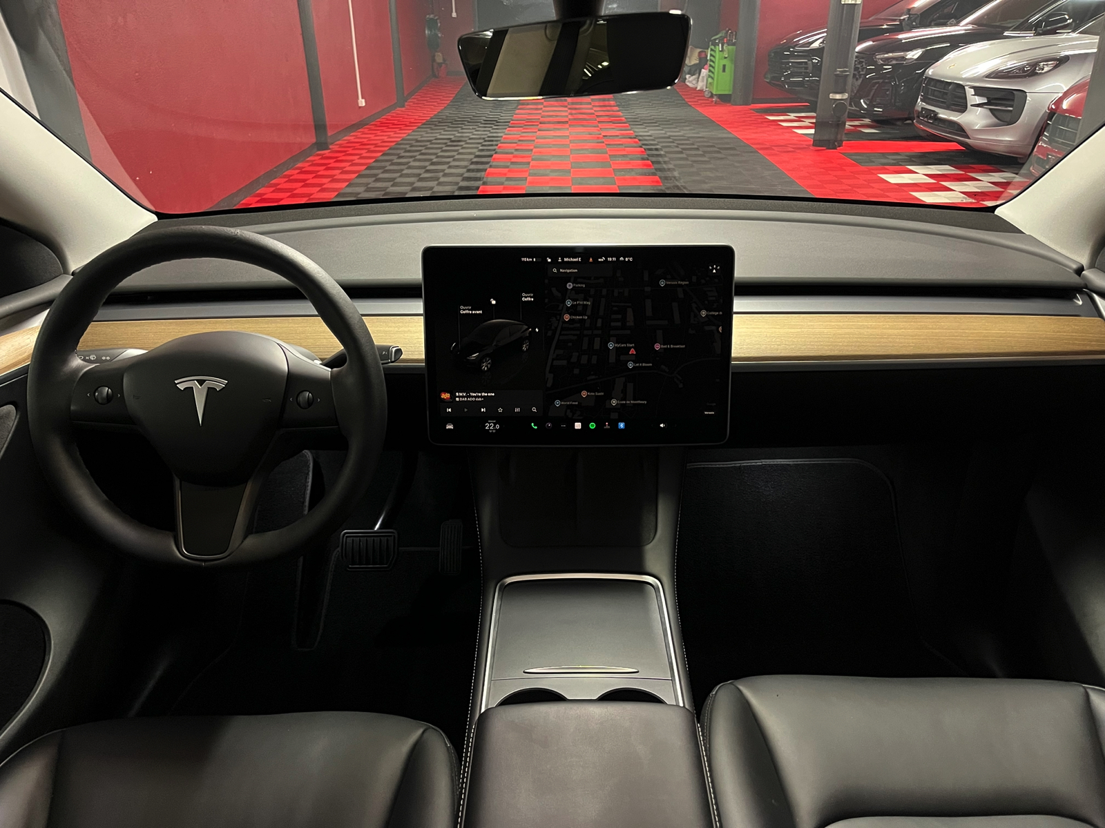 
								TESLA Model Y Long Range en plein écran									