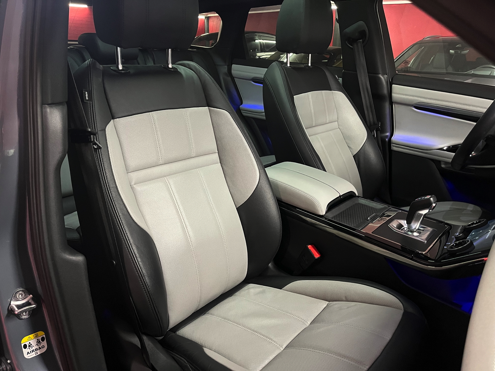 
								LAND-ROVER Range Rover Evoque R-Dynamic First Edition P 250 HSE AT9 en plein écran									