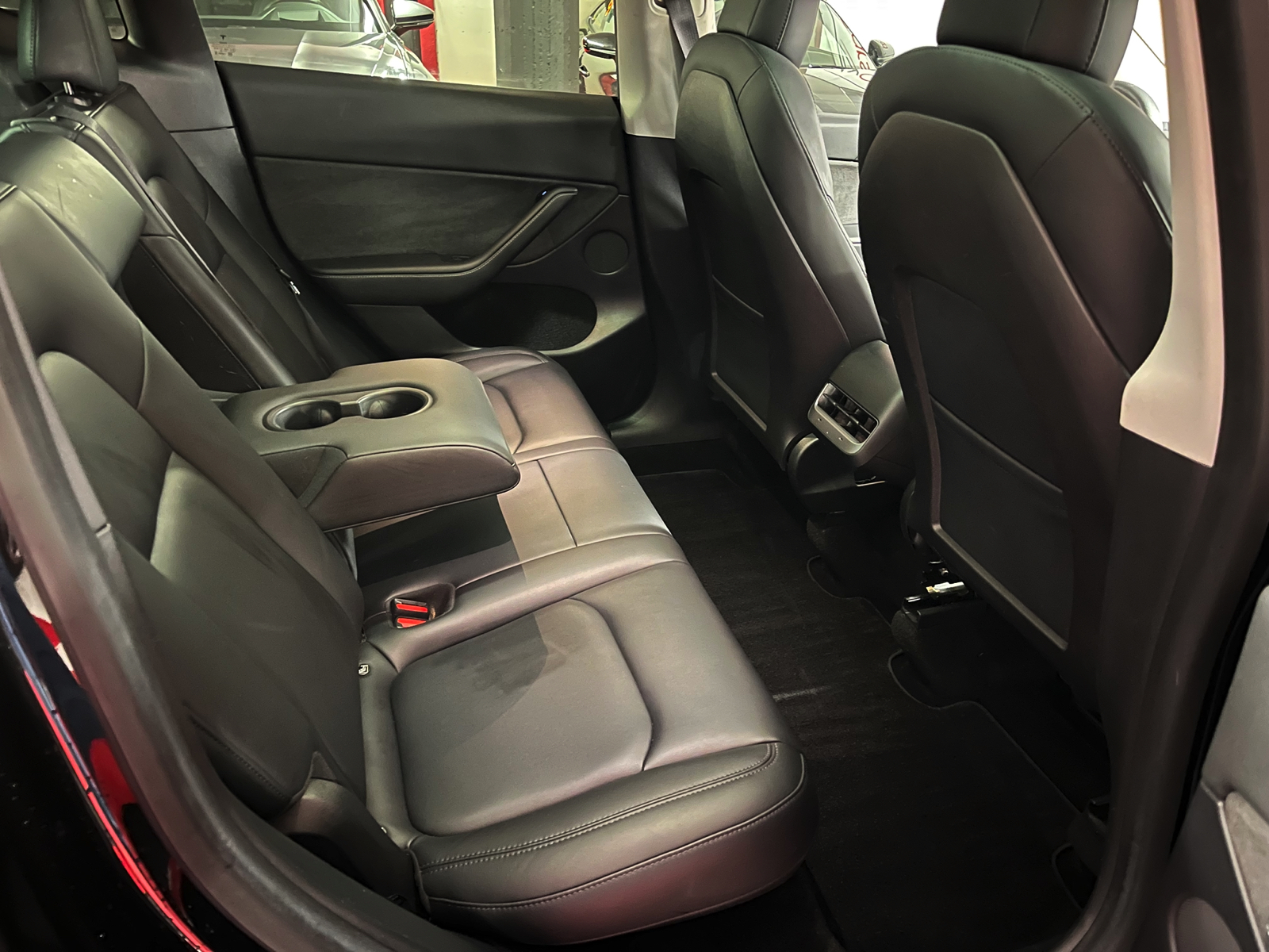 
								TESLA Model Y Long Range en plein écran									