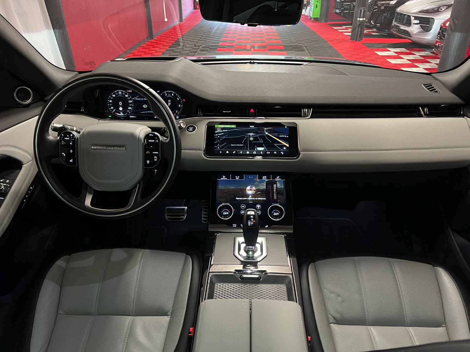 
								LAND-ROVER Range Rover Evoque R-Dynamic First Edition P 250 HSE AT9 en plein écran									