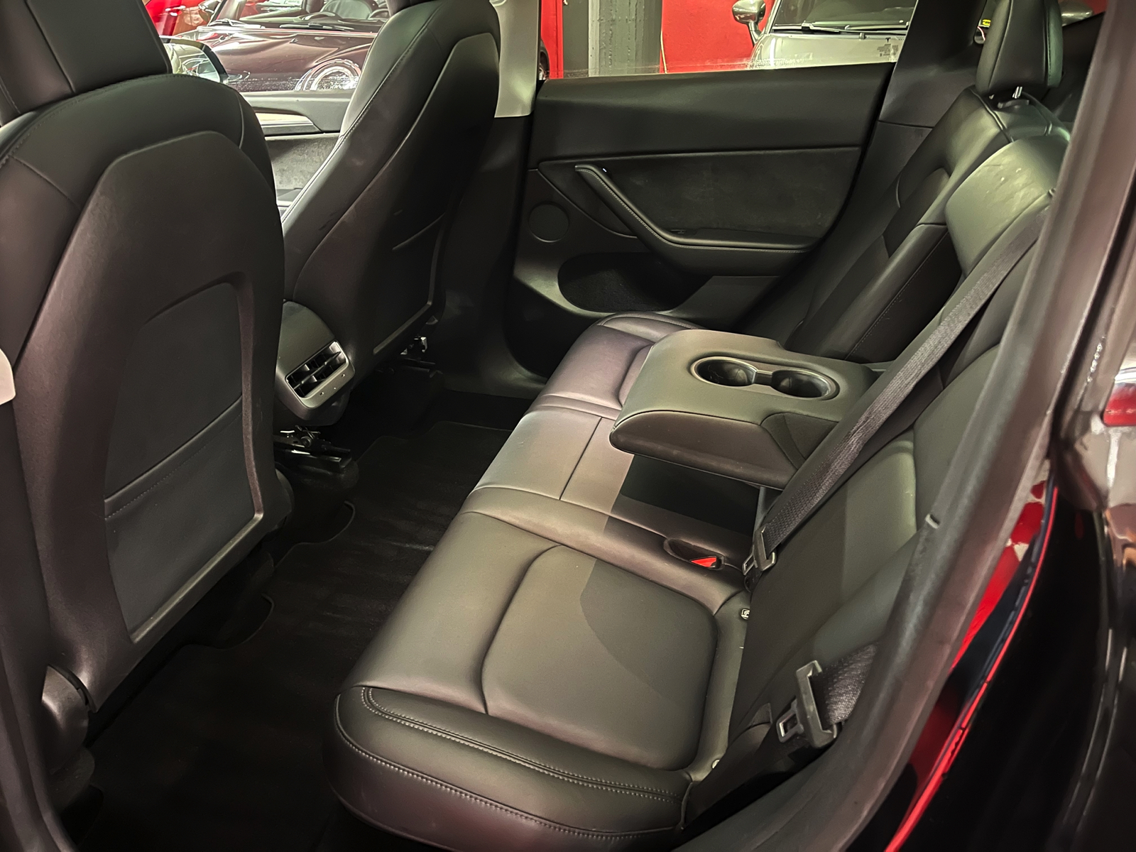 
								TESLA Model Y Long Range en plein écran									