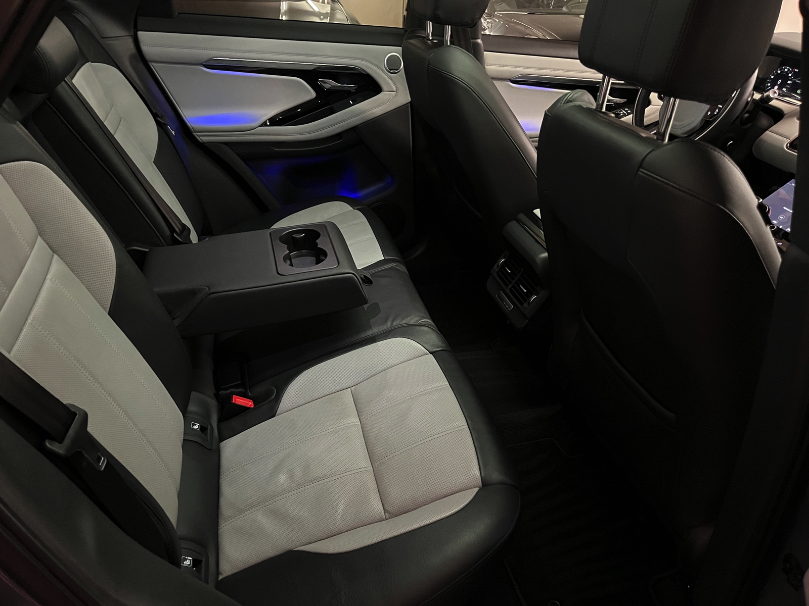 
								LAND-ROVER Range Rover Evoque R-Dynamic First Edition P 250 HSE AT9 en plein écran									