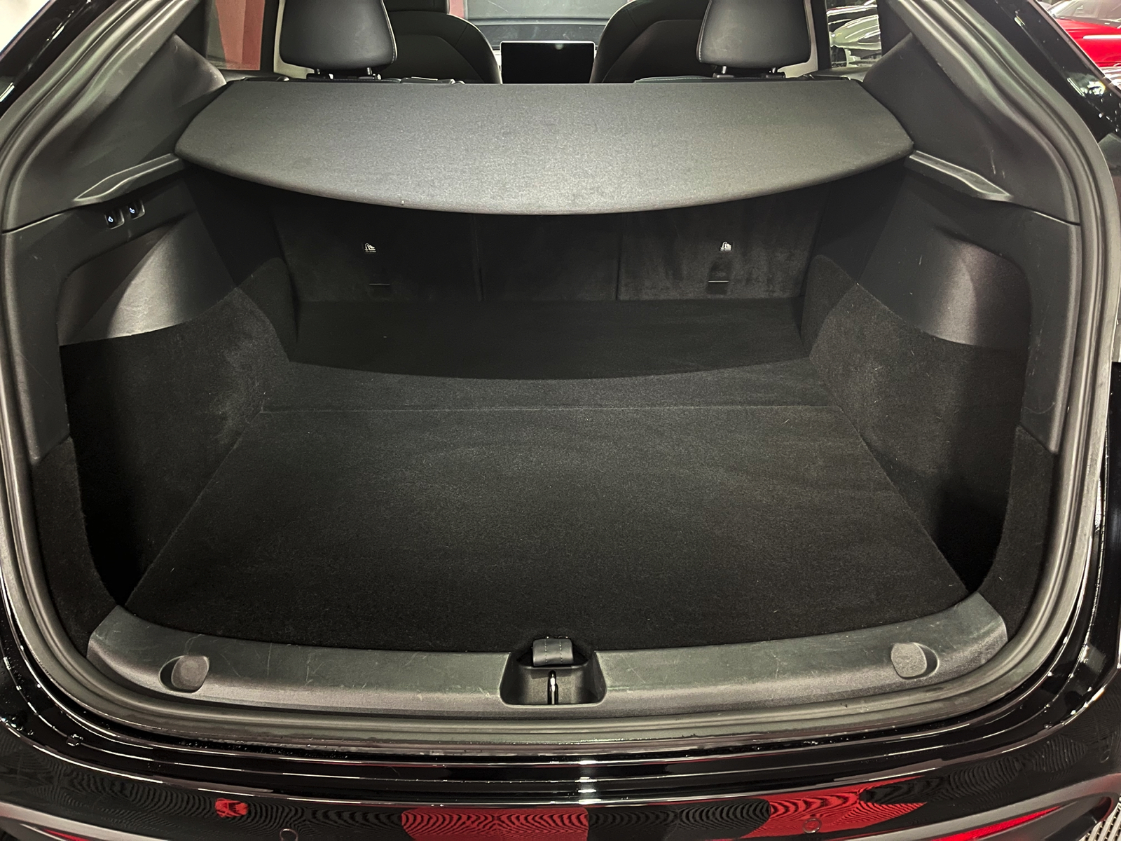 
								TESLA Model Y Long Range en plein écran									