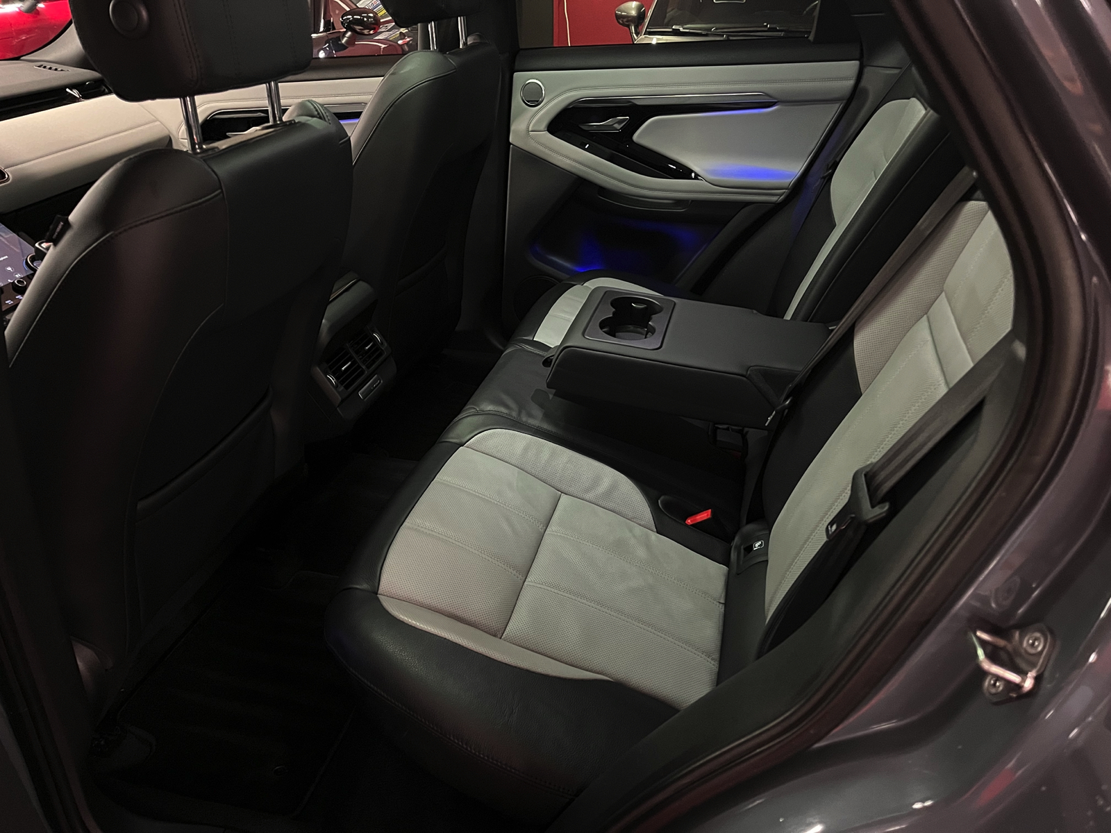 
								LAND-ROVER Range Rover Evoque R-Dynamic First Edition P 250 HSE AT9 en plein écran									