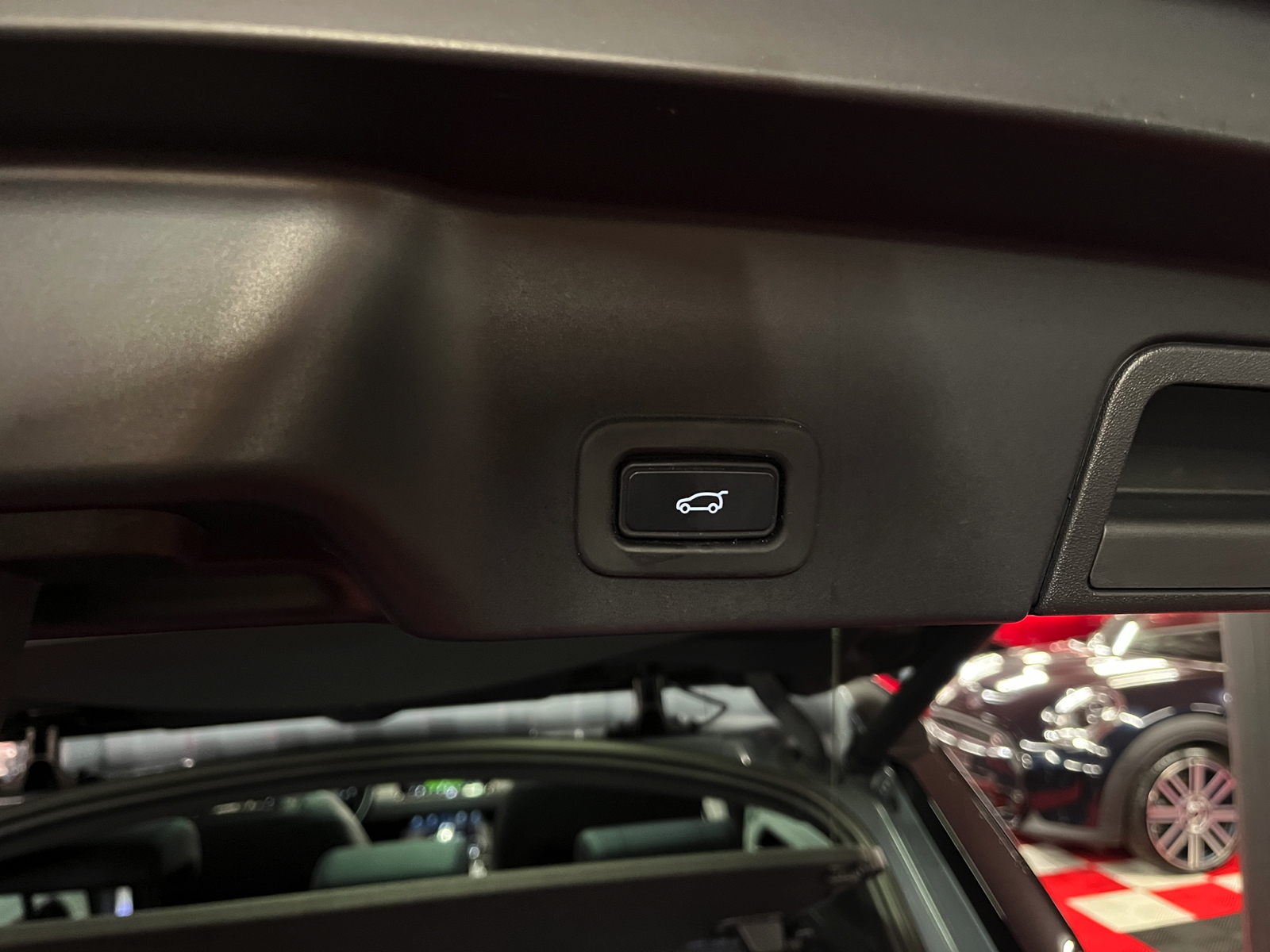 
								LAND-ROVER Range Rover Evoque R-Dynamic First Edition P 250 HSE AT9 en plein écran									